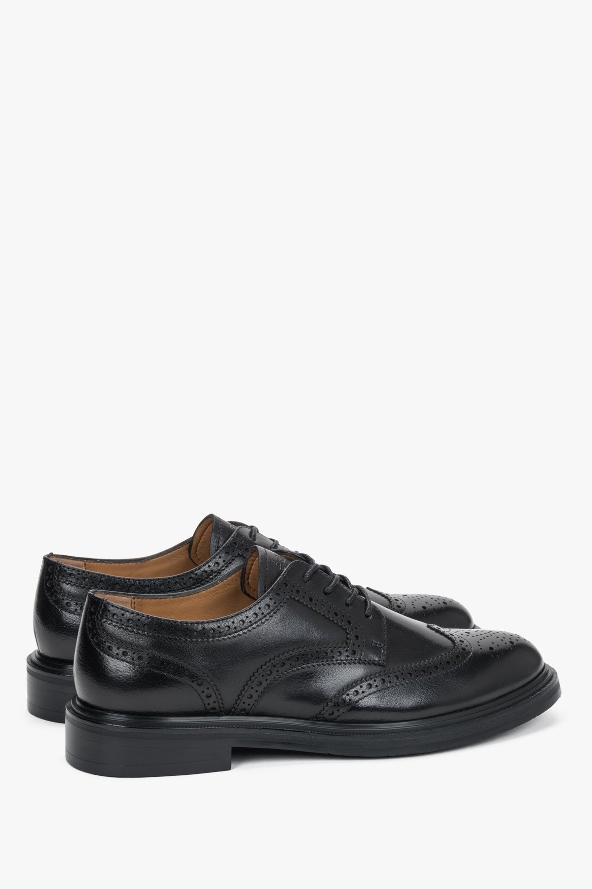 Ze skóry naturalnej, klasyczne czarne półbuty damskie typu brogues Estro.

