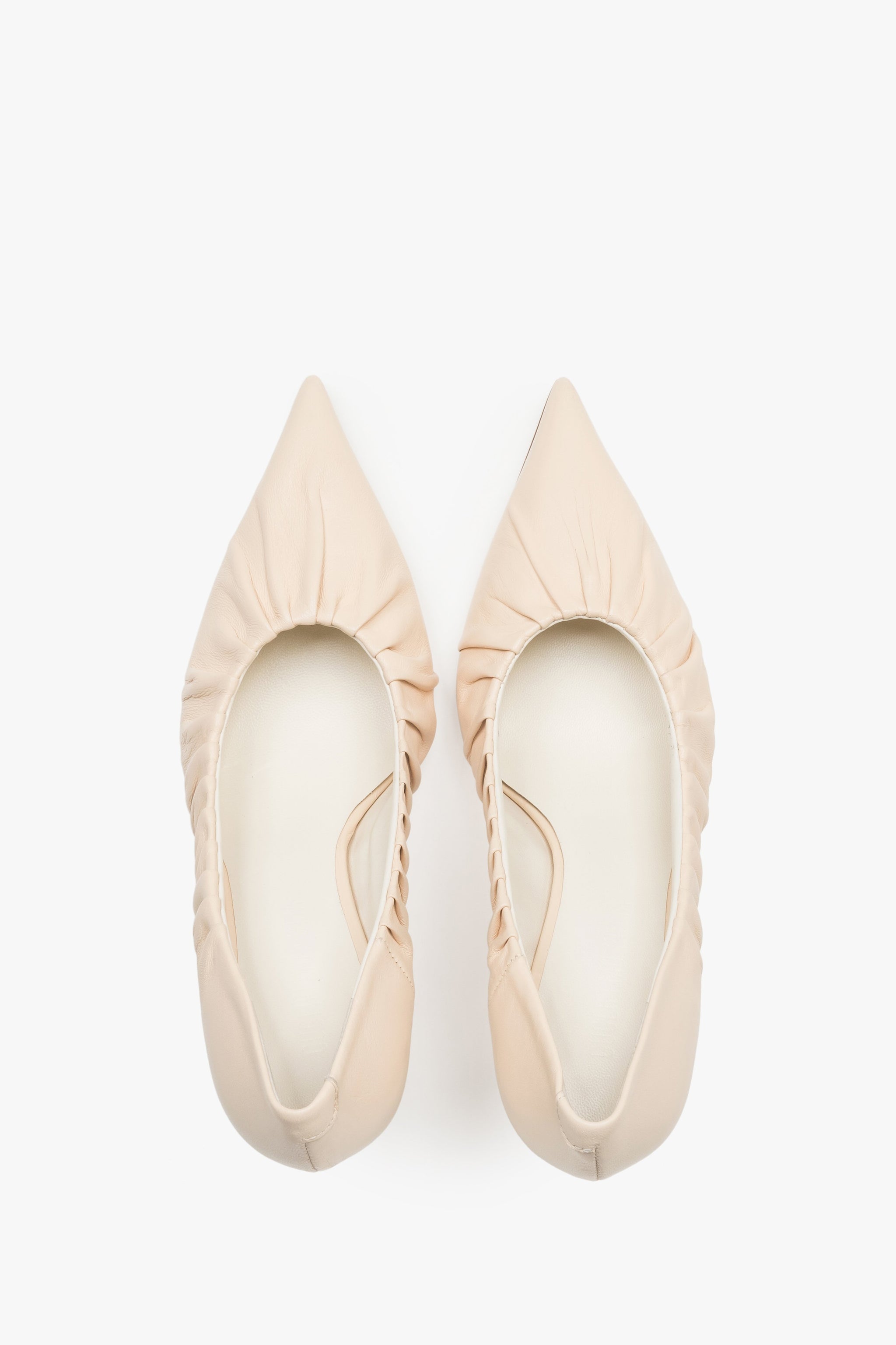 Buty damskie na obcasie, klasyczne, jasnobeżowe, z czubkiem w szpic, z włoskiej skóry Premium, Guglielmo Rotta.