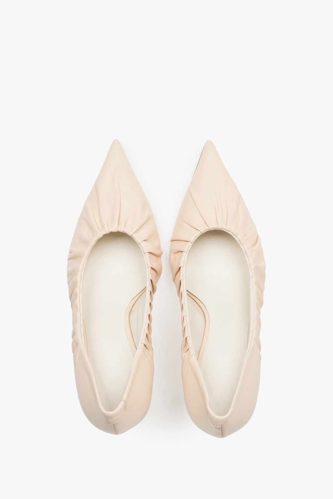 Buty damskie na obcasie, klasyczne, jasnobeżowe, z czubkiem w szpic, z włoskiej skóry Premium, Guglielmo Rotta.