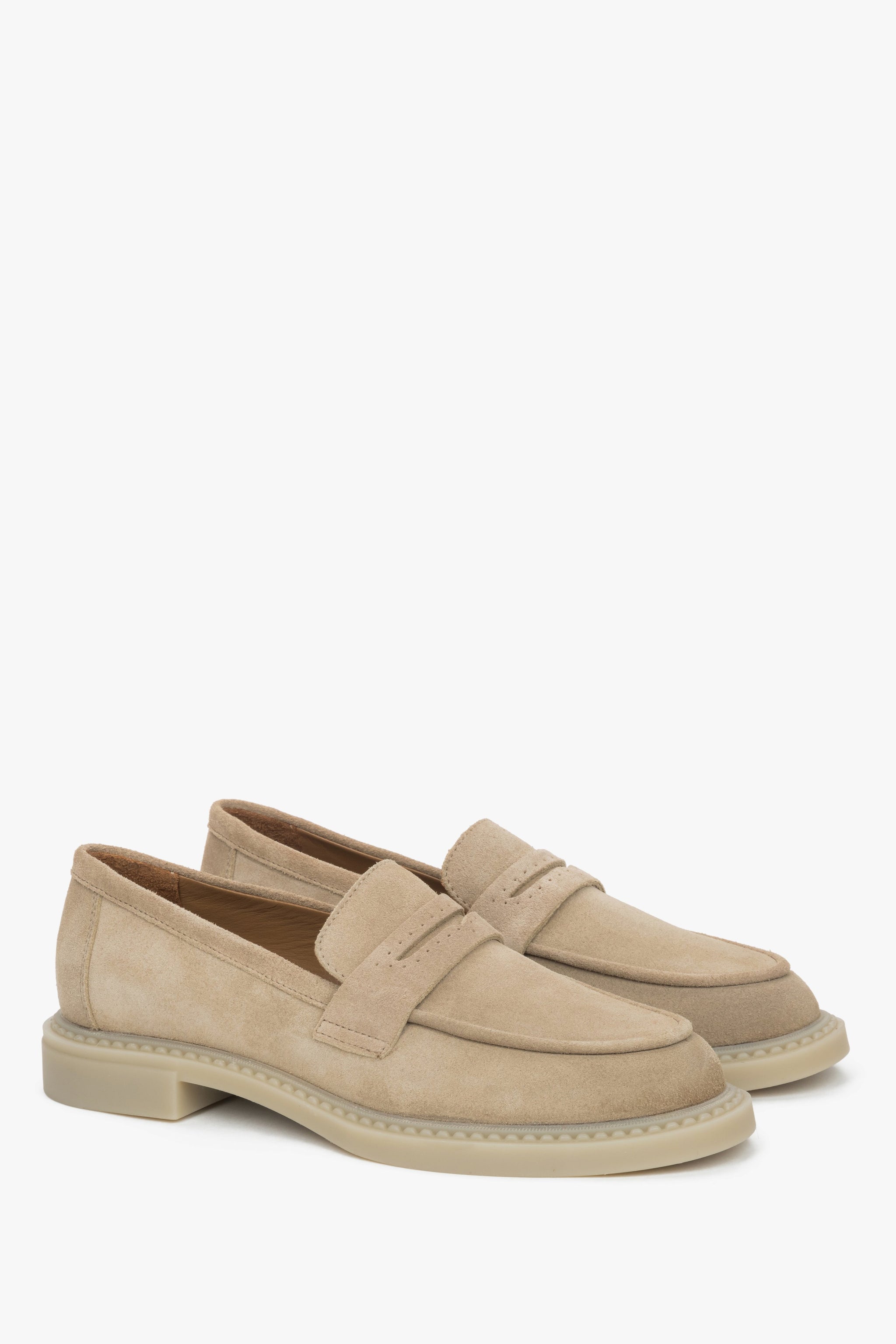 Klasyczne piaskowe loafersy damskie typu Penny z włoskiego weluru naturalnego.