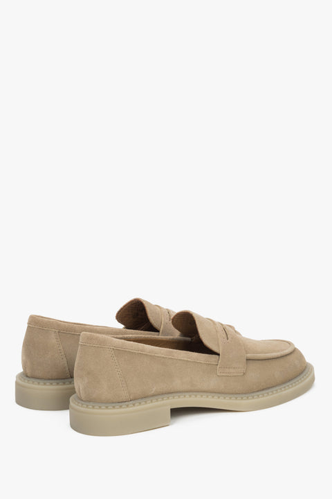 Klasyczne piaskowe loafersy damskie Estro, typu Penny, z włoskiego weluru naturalnego.