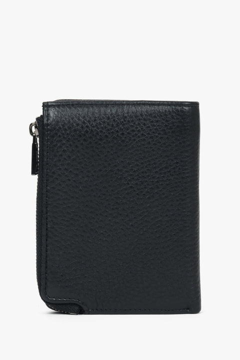 Kompaktowy czarny portfel męski z groszkowej skóry naturalnej.
