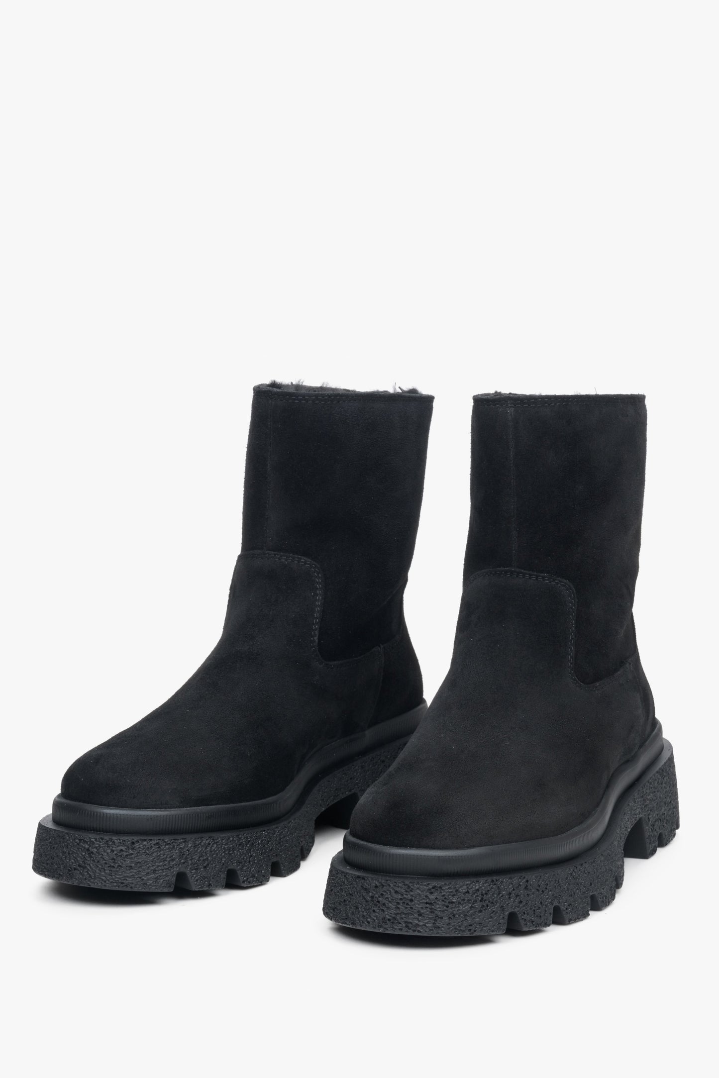 Damskie, welurowe botki na zimę w kolorze czarnym Estro - zbliżenie na czubek buta.