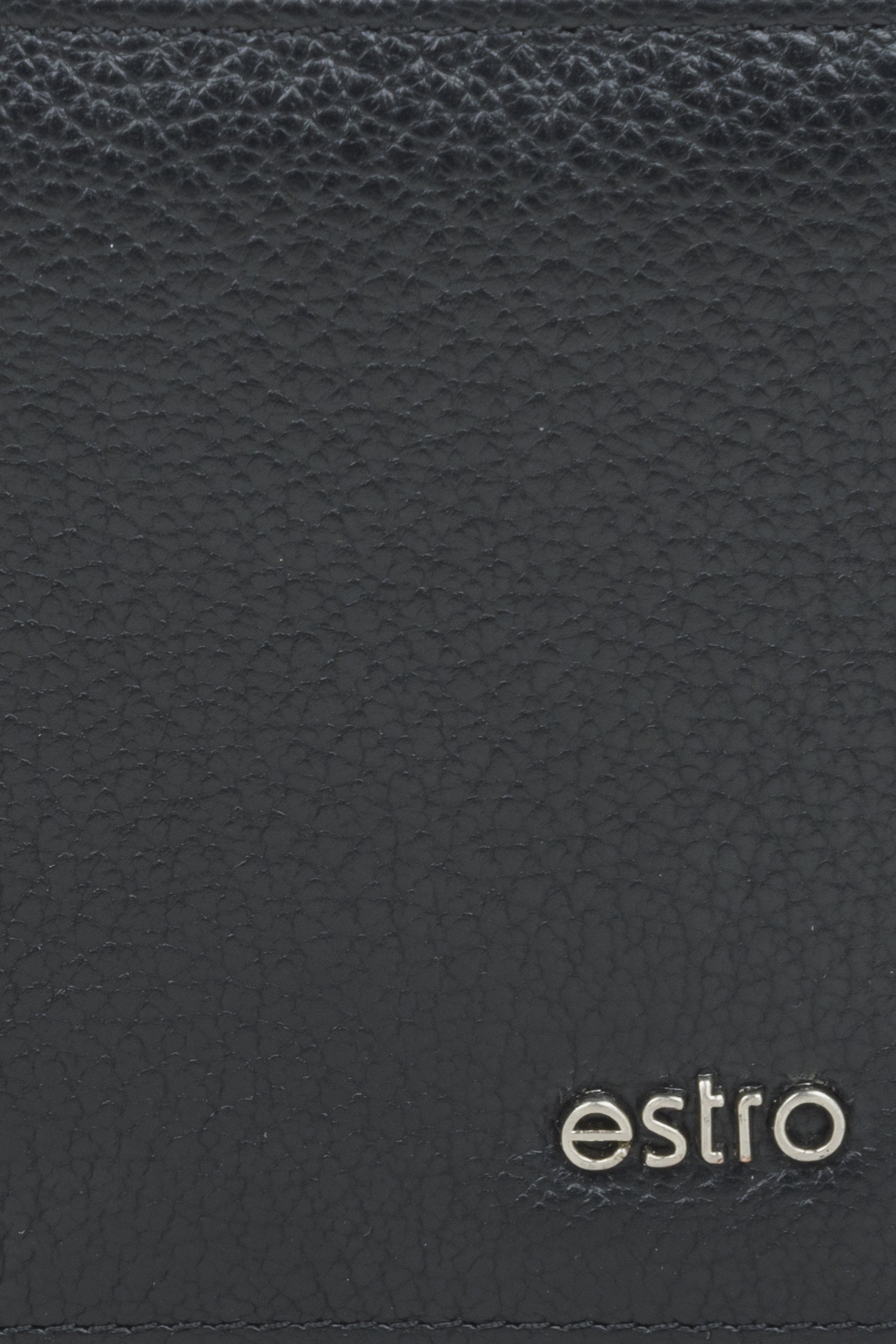 Poręczny czarny portfel męski Estro w kolorze czarnym - zbliżenie na detale.
