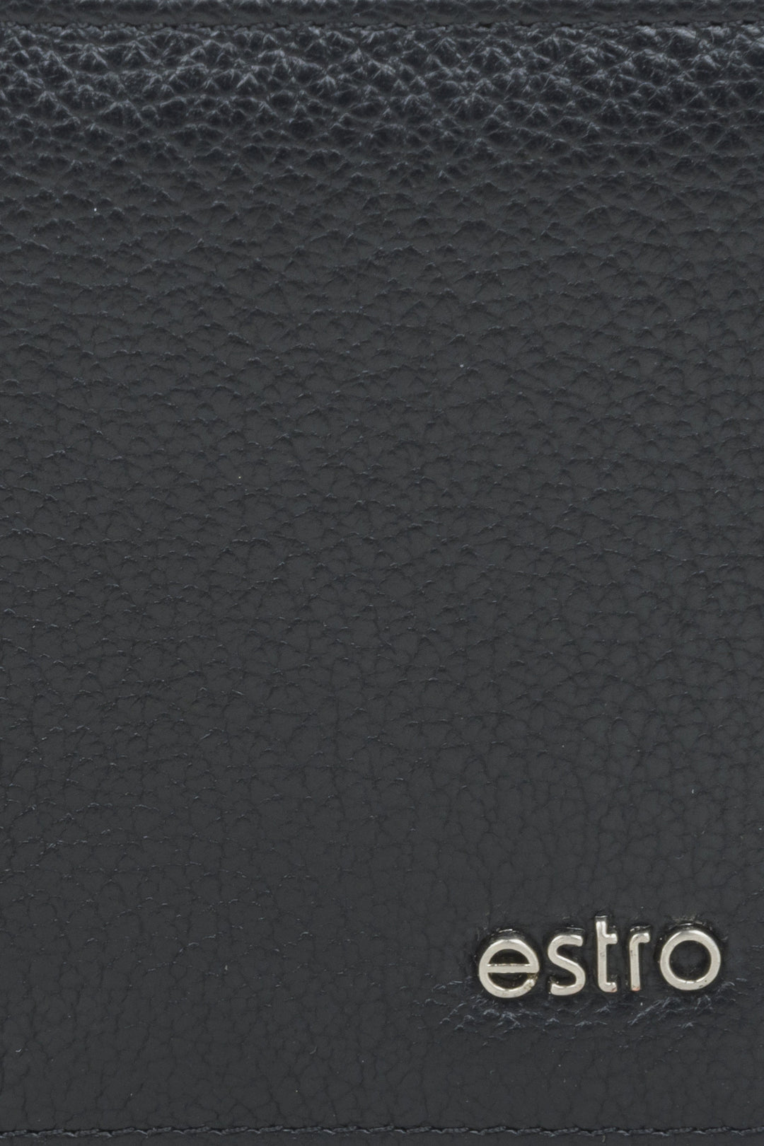 Poręczny czarny portfel męski Estro w kolorze czarnym - zbliżenie na detale.