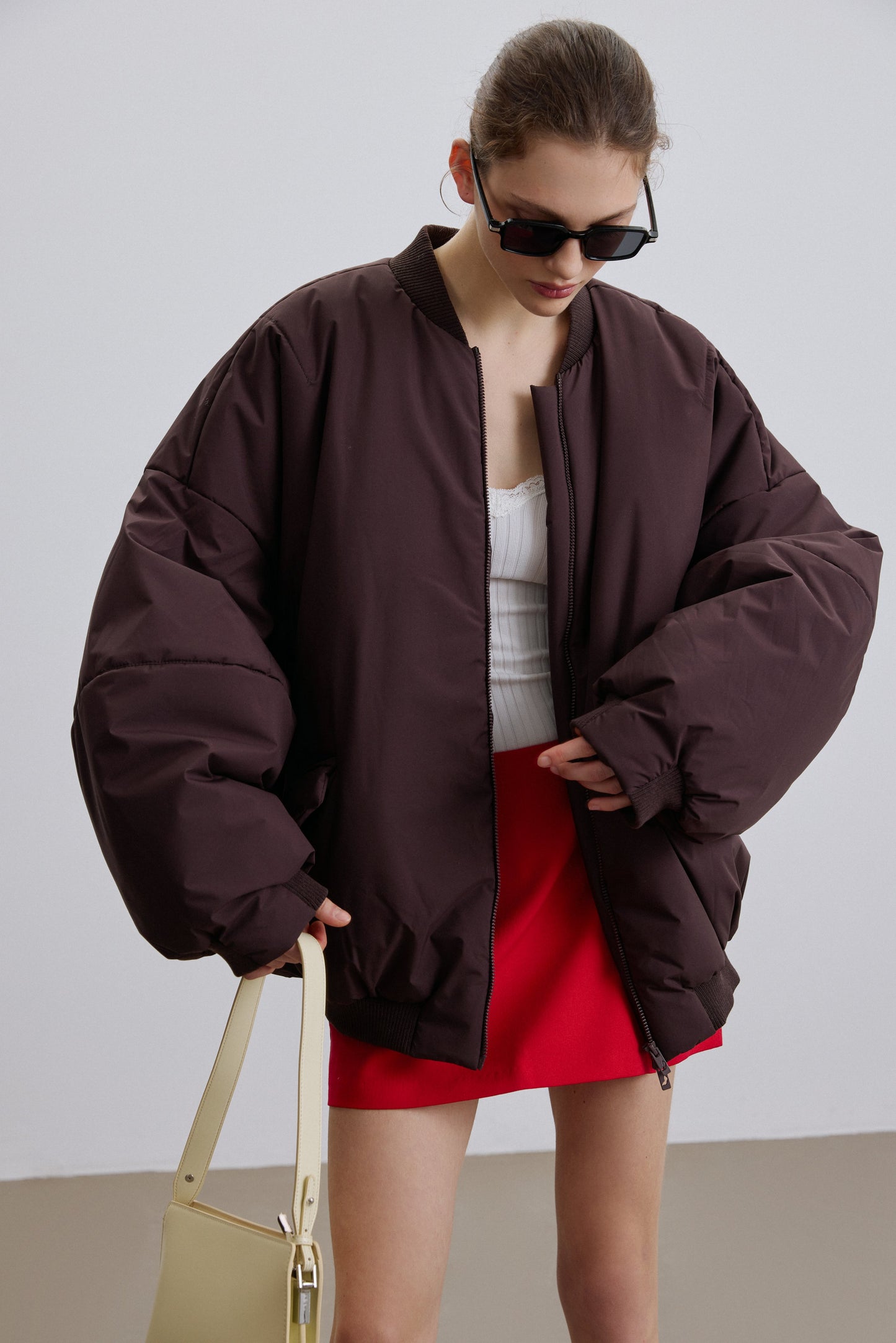 Krótka ciemnobrązowa bomberka damska ze stójką o kroju oversize Estro ER00119219.