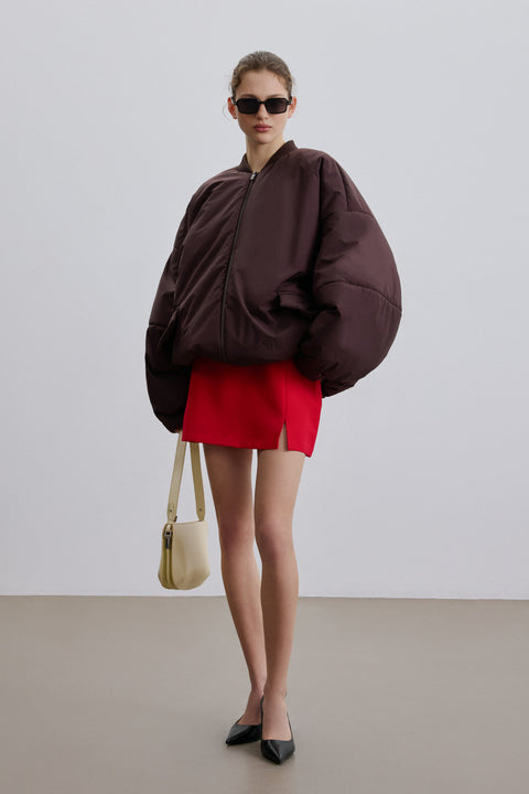 Damska krótka ciemnobrązowa bomberka ze stójką o kroju oversize Estro.