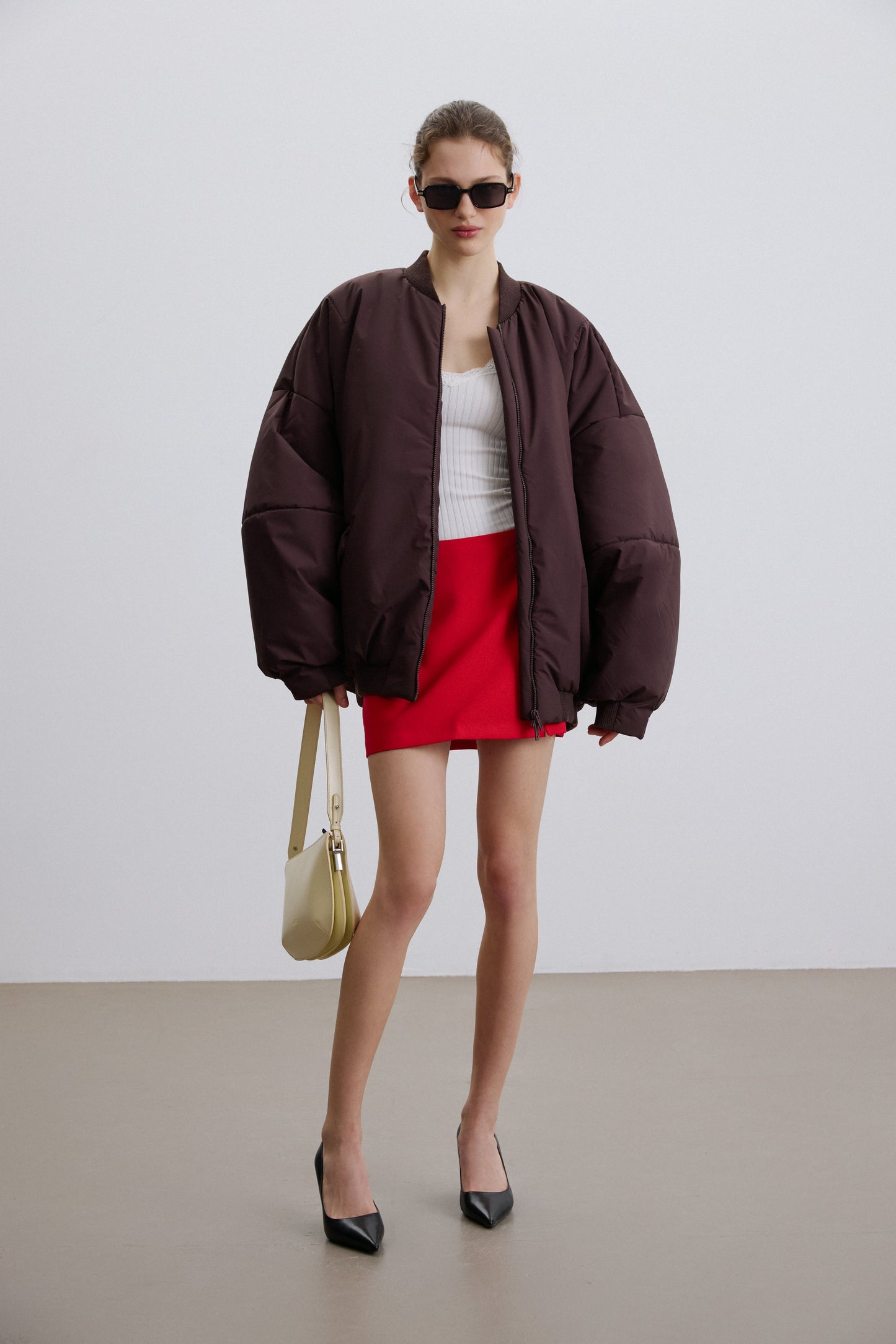 Bomberka damska krótka, ciemnobrązowa, ze stójką, o kroju oversize, Estro.