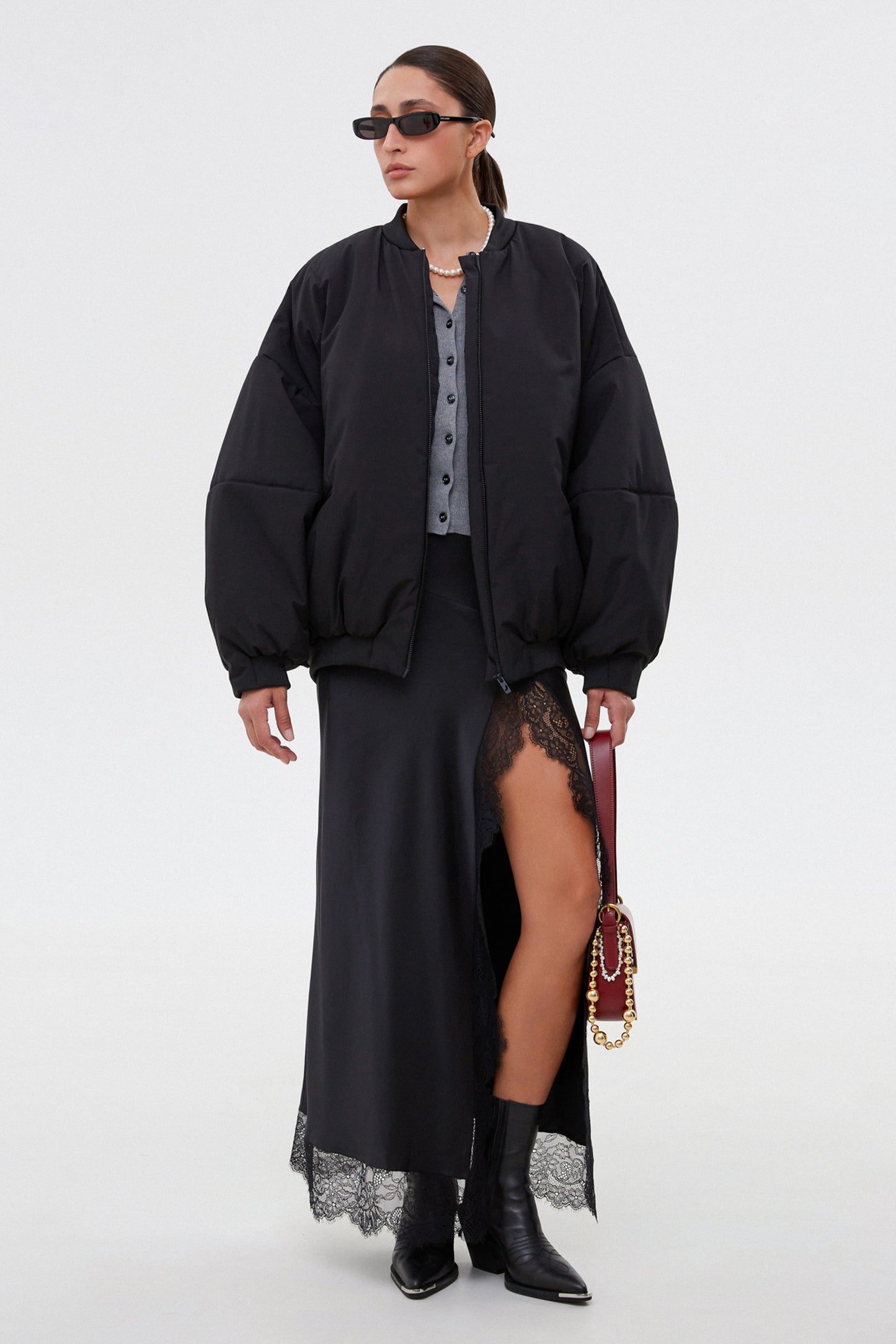 Krótka czarna bomberka damska ze stójką o kroju oversize Estro ER00115721.