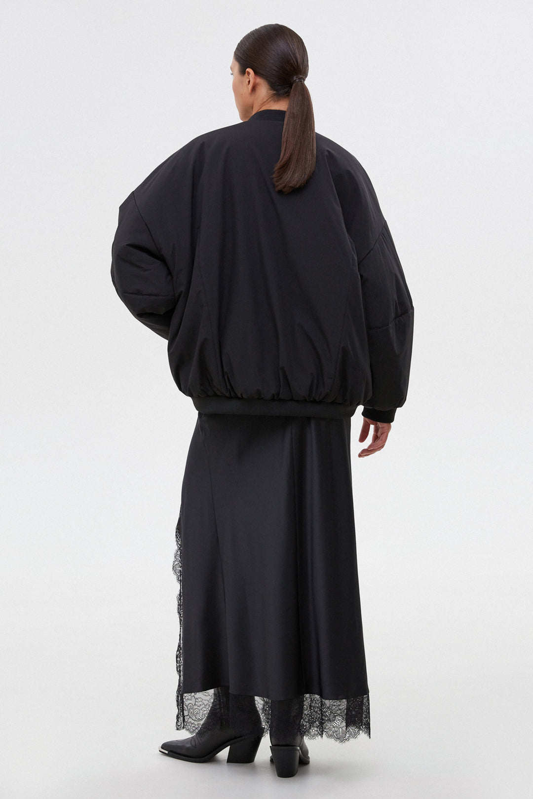 Damska krótka czarna bomberka ze stójką o kroju oversize Estro.