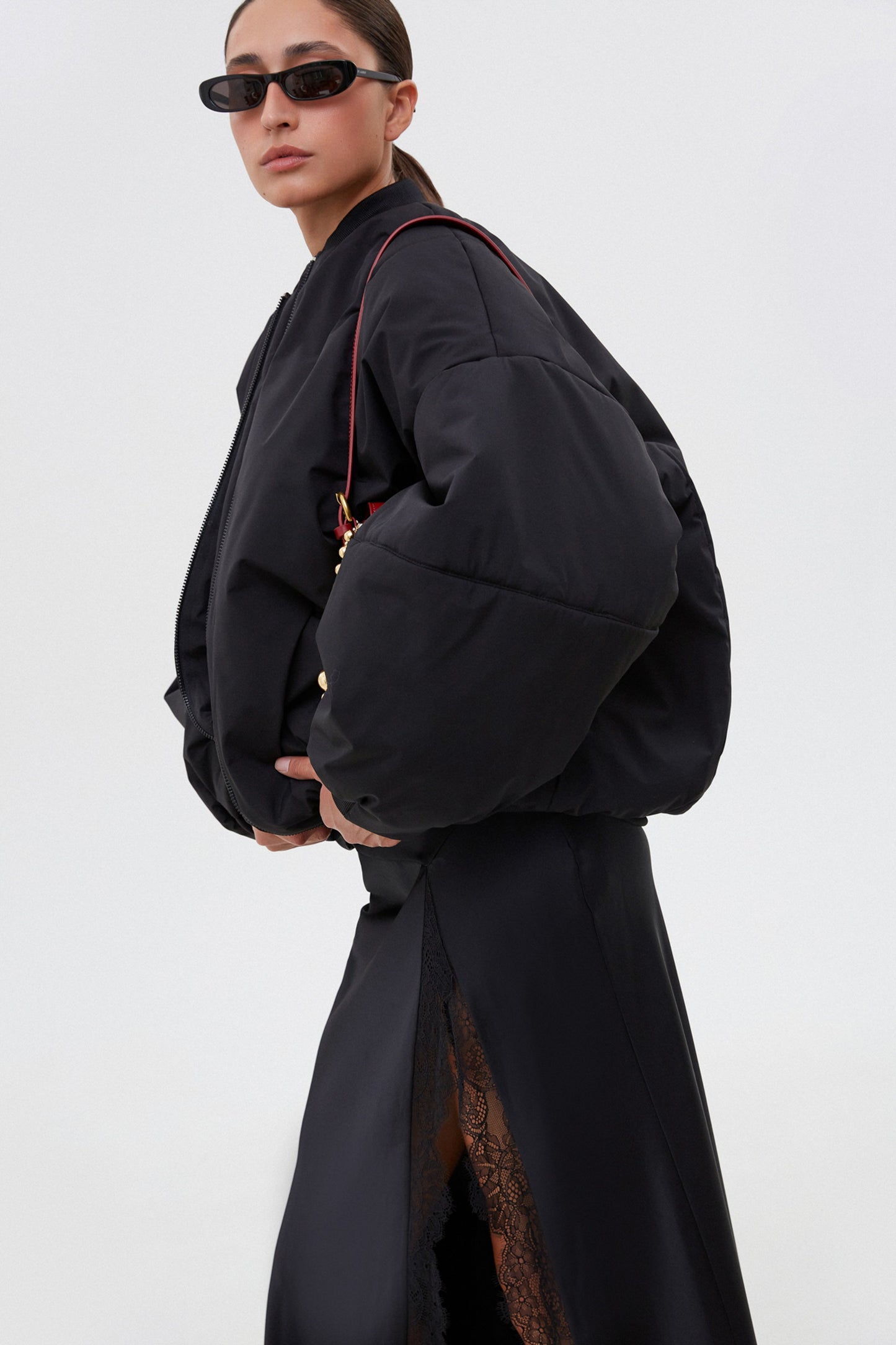 Bomberka damska krótka, czarna, ze stójką, o kroju oversize, Estro.