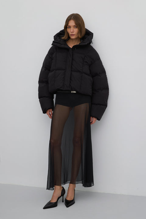 Estro ER00117988 - krótka czarna kurtka damska typu puffer z wysokim kołnierzem na zimę.