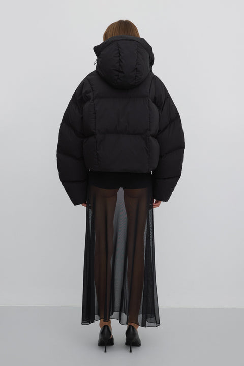 Czarna, krótka kurtka damska Estro ER00117988, typu puffer, z wysokim kołnierzem na zimę.