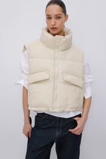 Krótka jasnobeżowe kamizelka damska na suwak z puchu Estro ER00119638.
