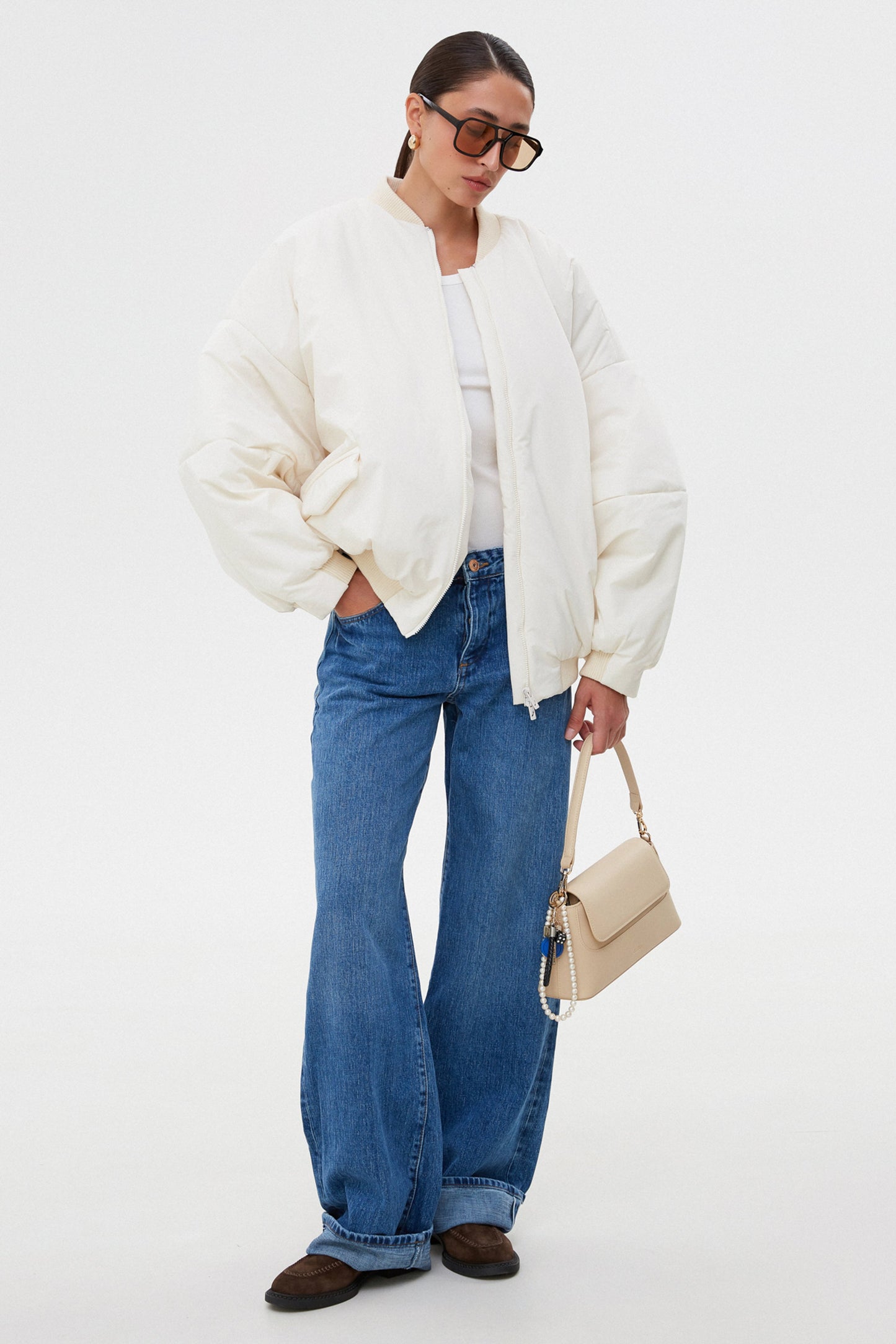 Krótka mlecznobiała bomberka damska ze stójką o kroju oversize Estro ER00115728.