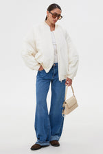 Krótka mlecznobiała bomberka damska ze stójką o kroju oversize Estro ER00115728.