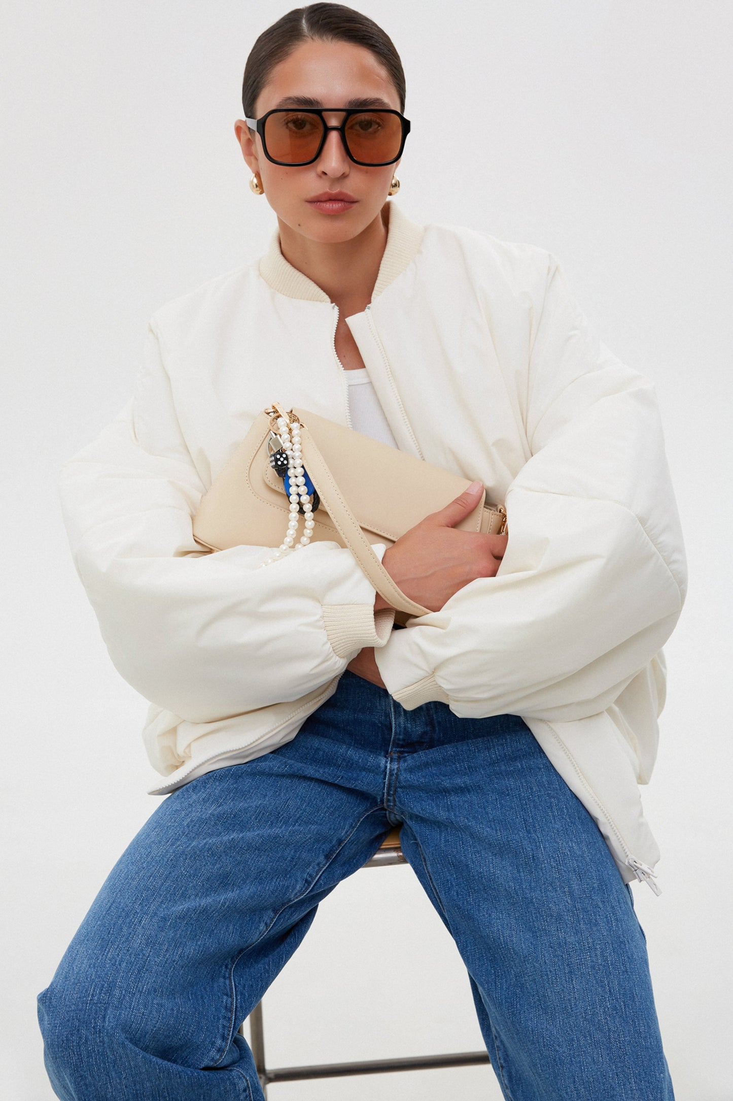 Mlecznobiała bomberka damska Estro, krótka, ze stójką, o kroju oversize.