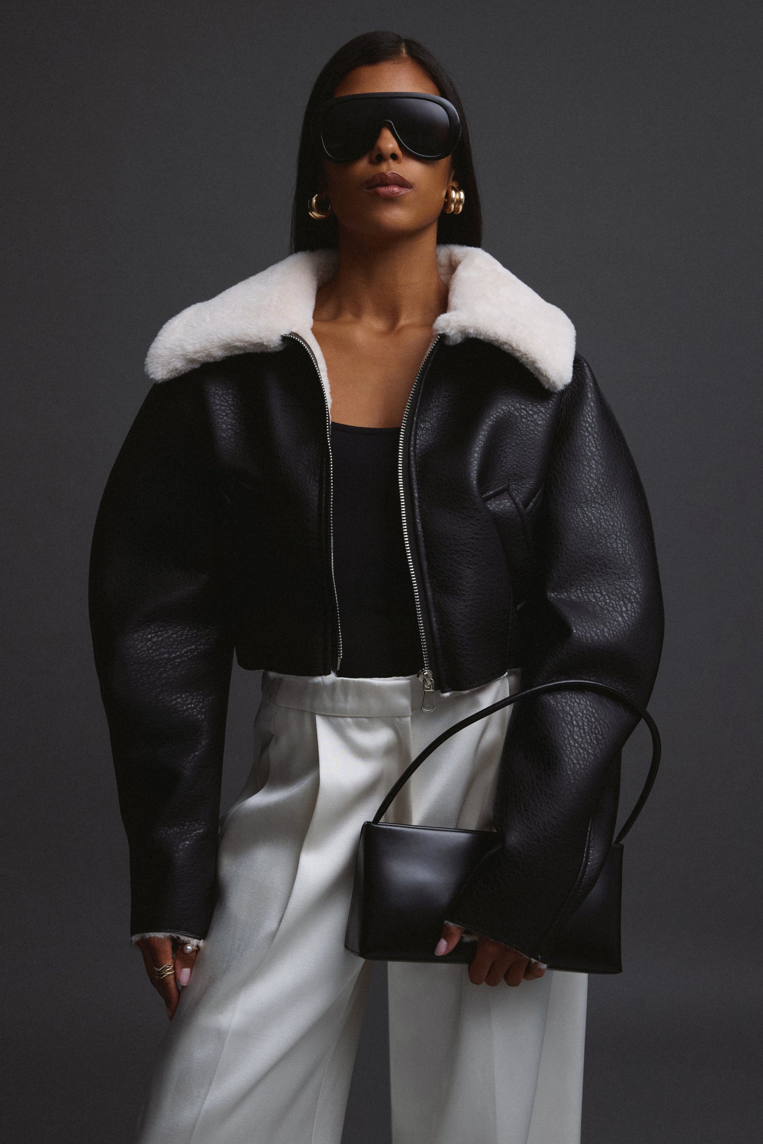 Krótki czarny kożuch z futrzanym kołnierzem Estro ER00118057.