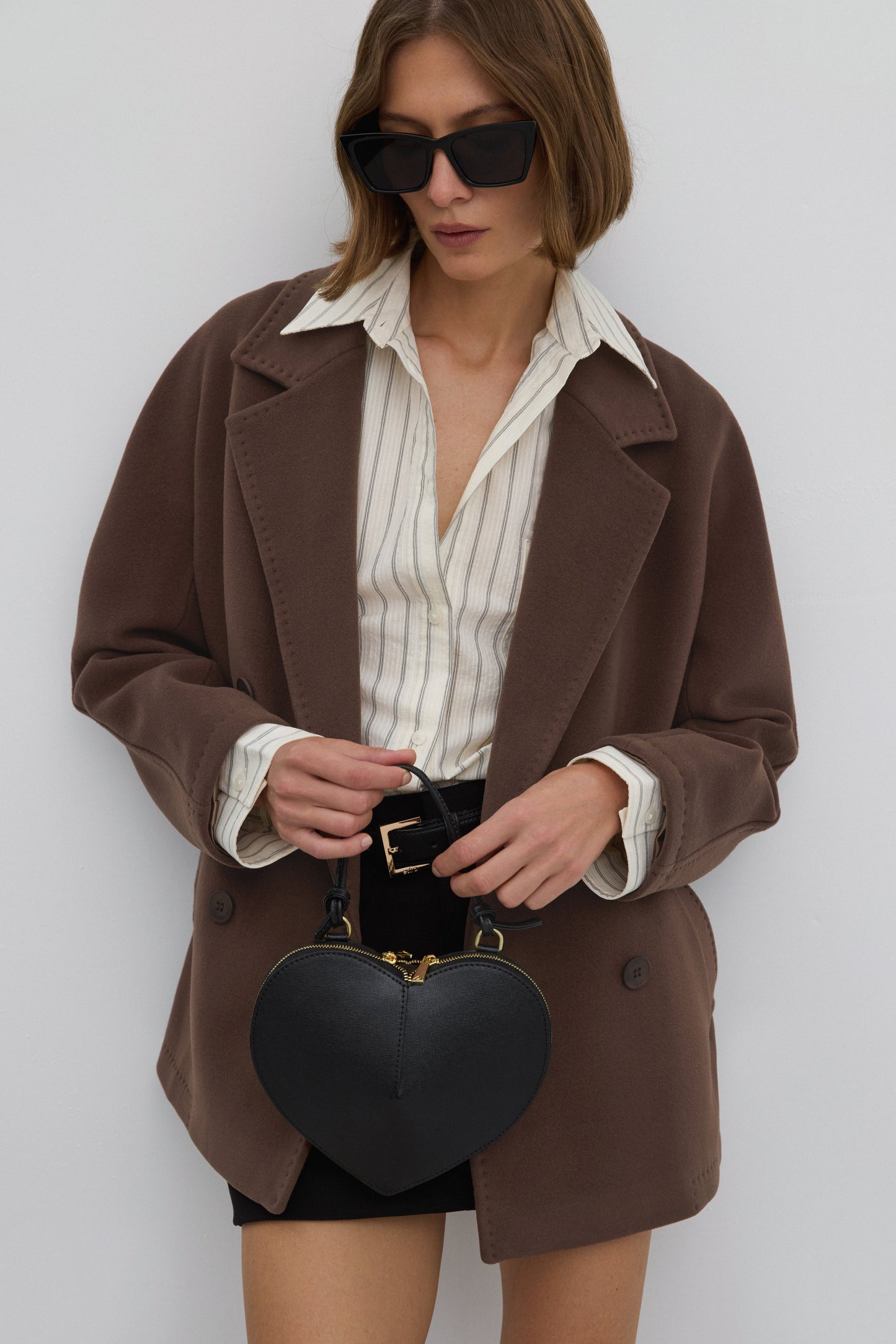 Damski, krótki, dwurzędowy płaszcz z wełną w brązowym kolorze Estro.