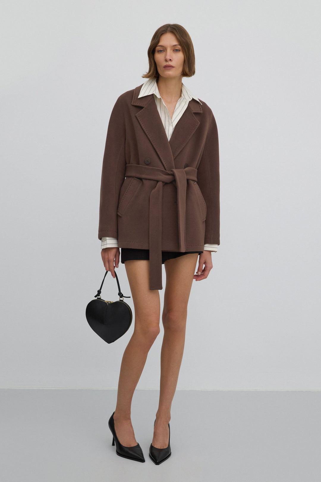 Dwurzędowy płaszcz damski z wełną w brązowym kolorze.