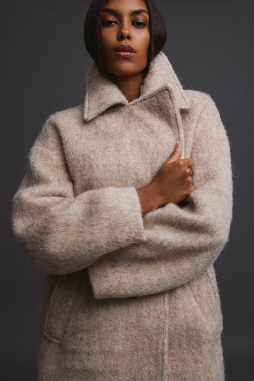 Krótki płaszcz damski w kolorze beżowym z wełny naturalnej z pasem Estro ER00115603.