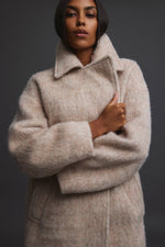 Krótki płaszcz damski w kolorze beżowym z wełny naturalnej z pasem Estro ER00115603.