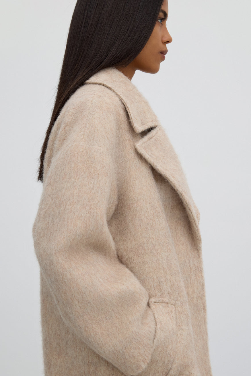 Krótki płaszcz damski w kolorze beżowym z wełny naturalnej z pasem Estro ER00115603 - prezentacja z boku.