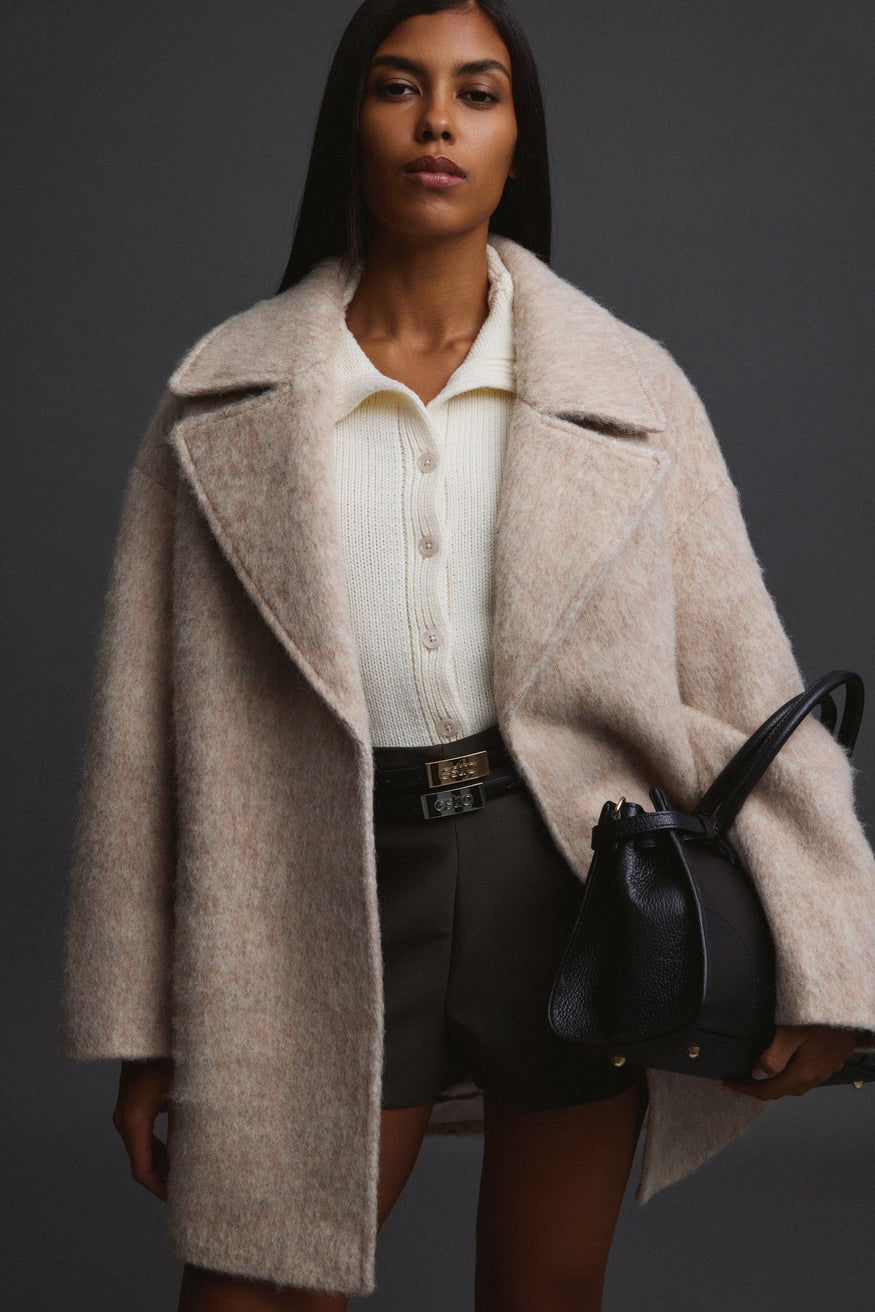 Krótki płaszcz damski w kolorze beżowym z wełny naturalnej z pasem Estro ER00115603 - model w pełnej stylizacji.