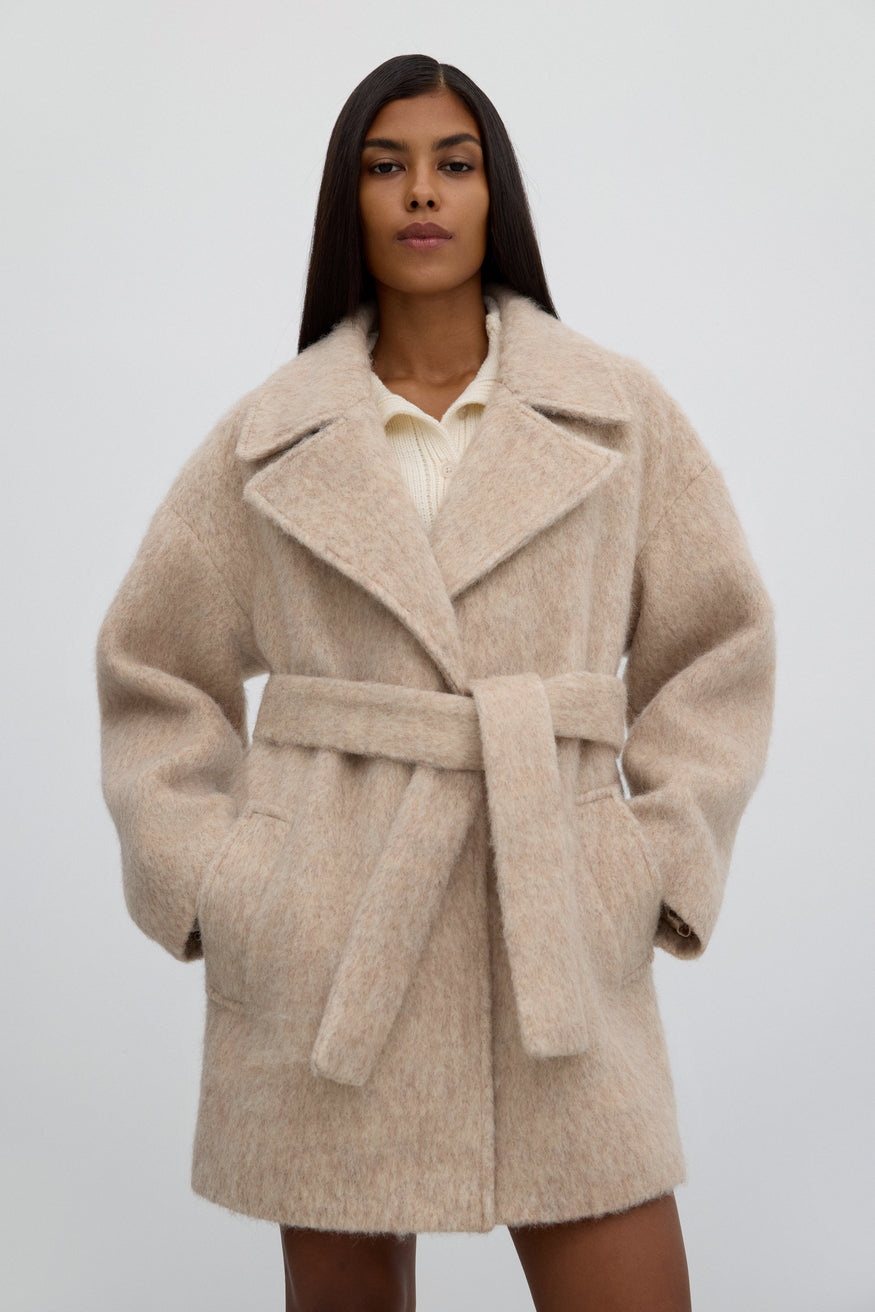 Krótki płaszcz damski w kolorze beżowym z wełny naturalnej z pasem Estro ER00115603.