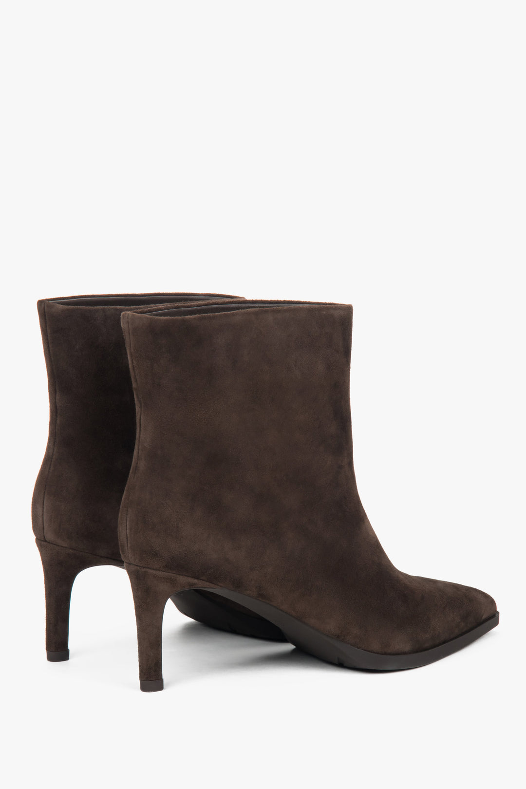 Z weluru naturalnego, krótkie, ciemnobrązowe botki damskie na szpilce Estro.