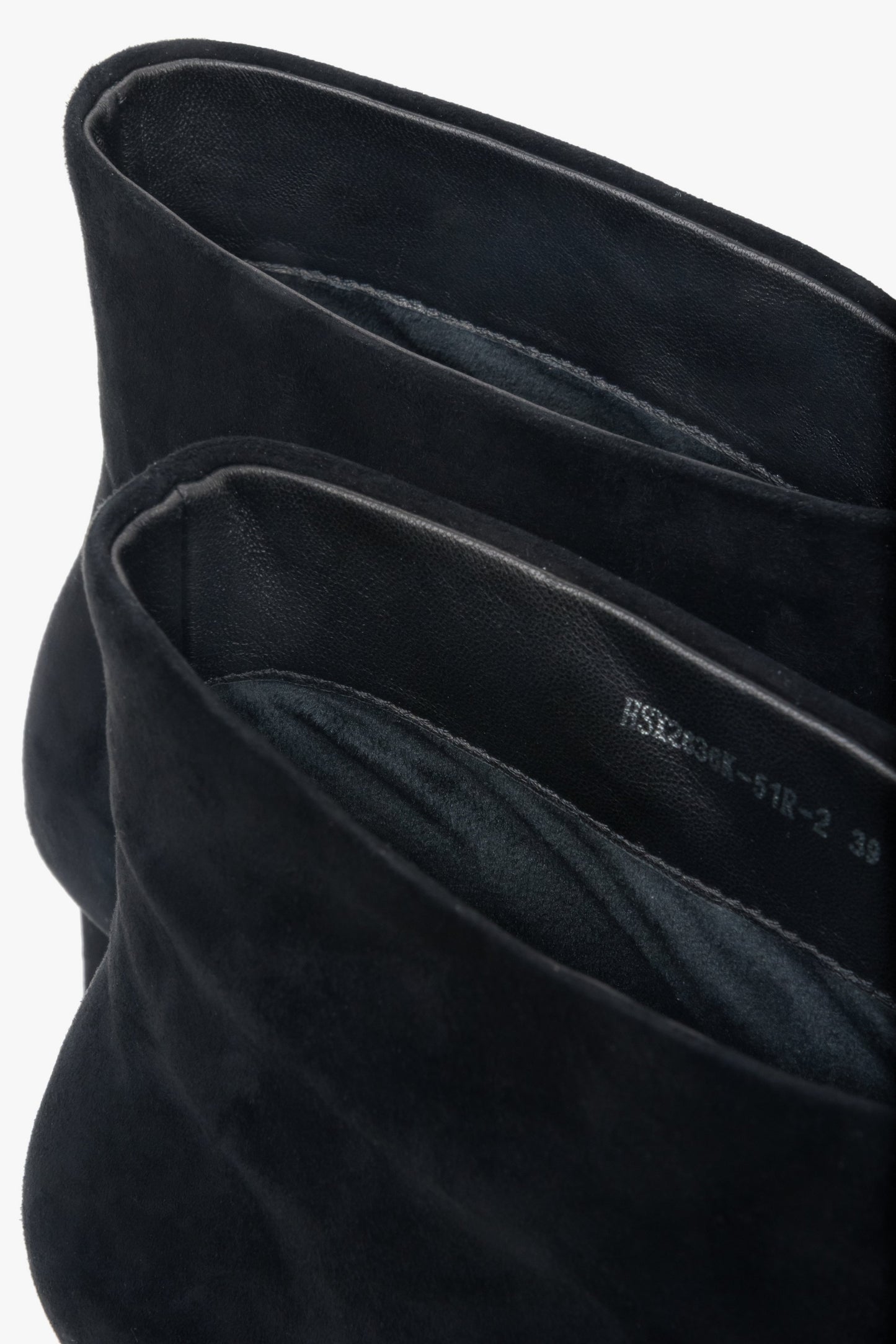 Z weluru naturalnego, krótkie, czarne botki damskie na szpilce Estro.