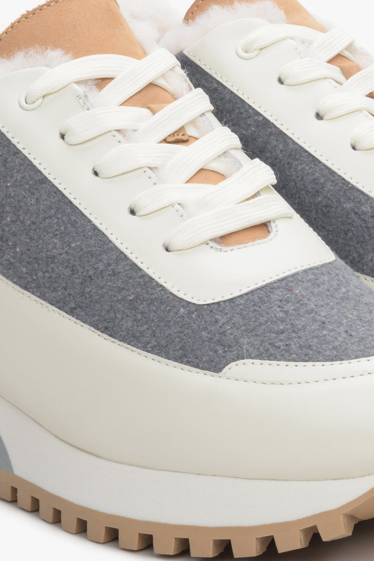 Skórzane sneakersy damskie w kolorze beżowo-brązowo-szarym marki Estro - zbliżenie na detale.