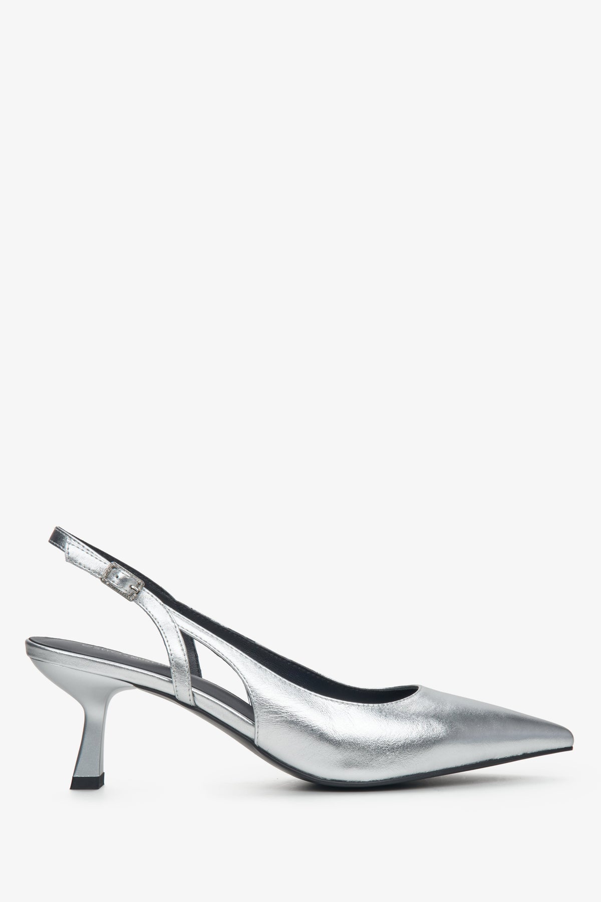 Skórzane srebrne slingbacki Estro X MustHave - profil buta.