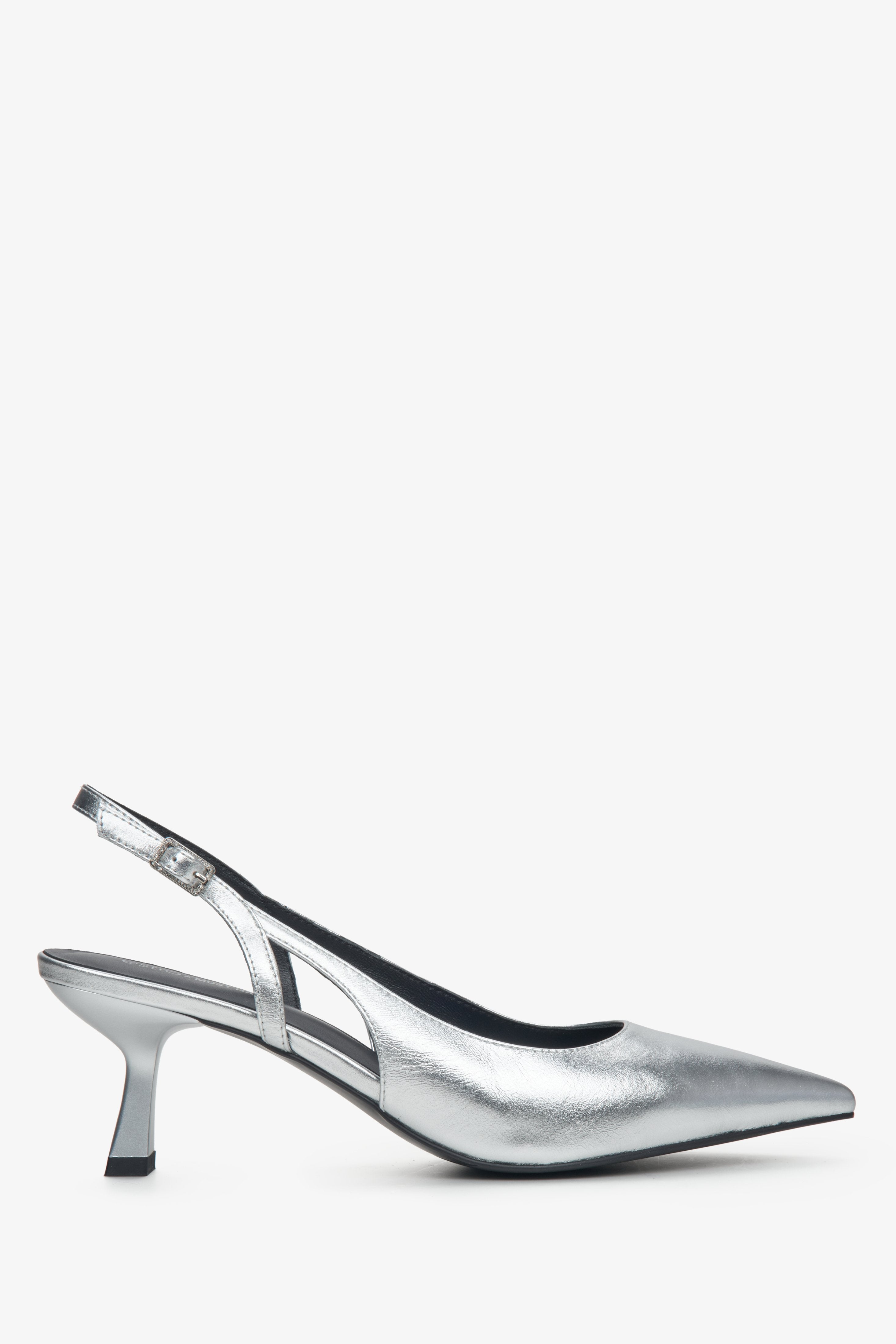 Skórzane srebrne slingbacki Estro X MustHave - profil buta.