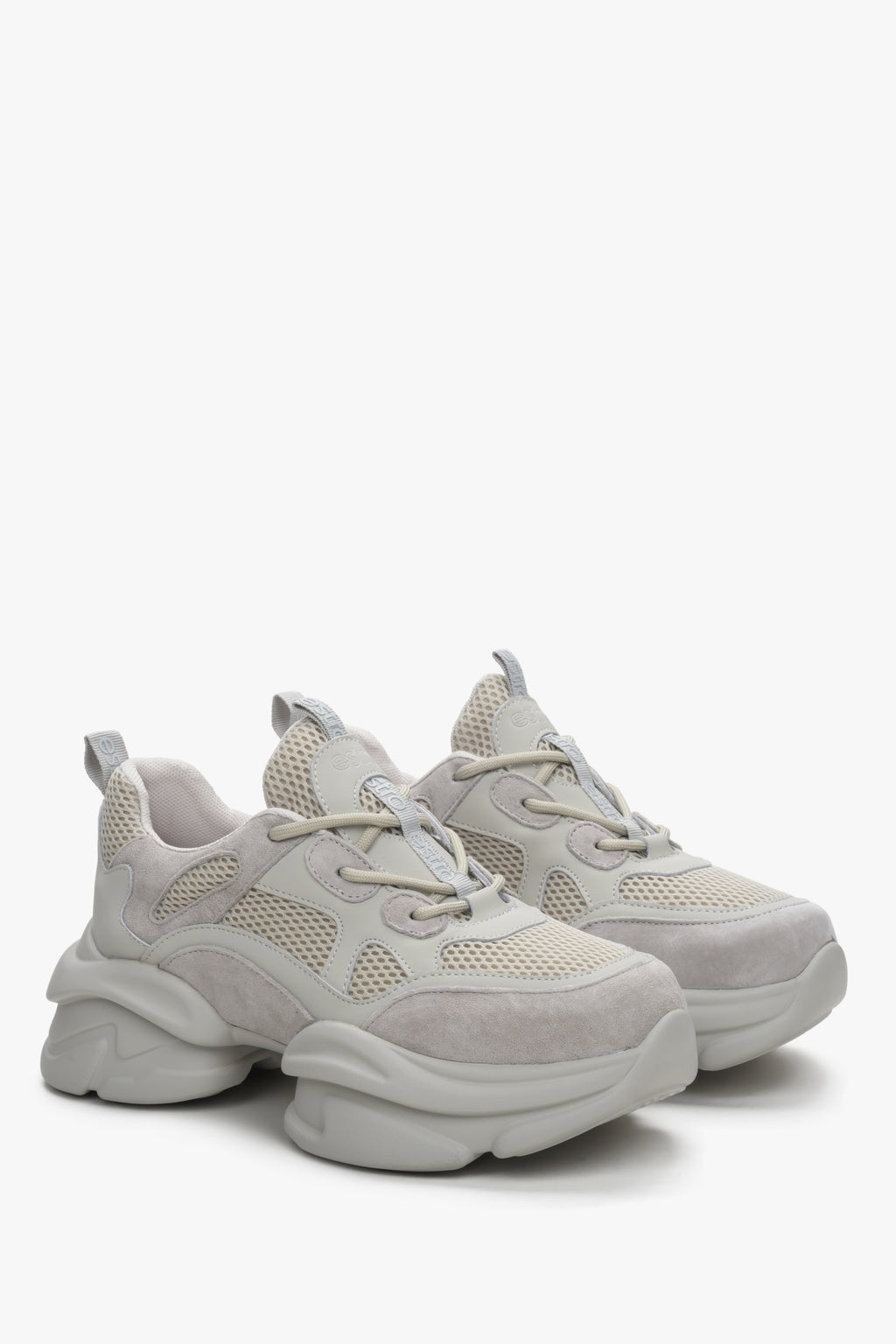 Sneakersy damskie w kolorze szarym z weluru i siateczki na grubej podeszwie Estro. 