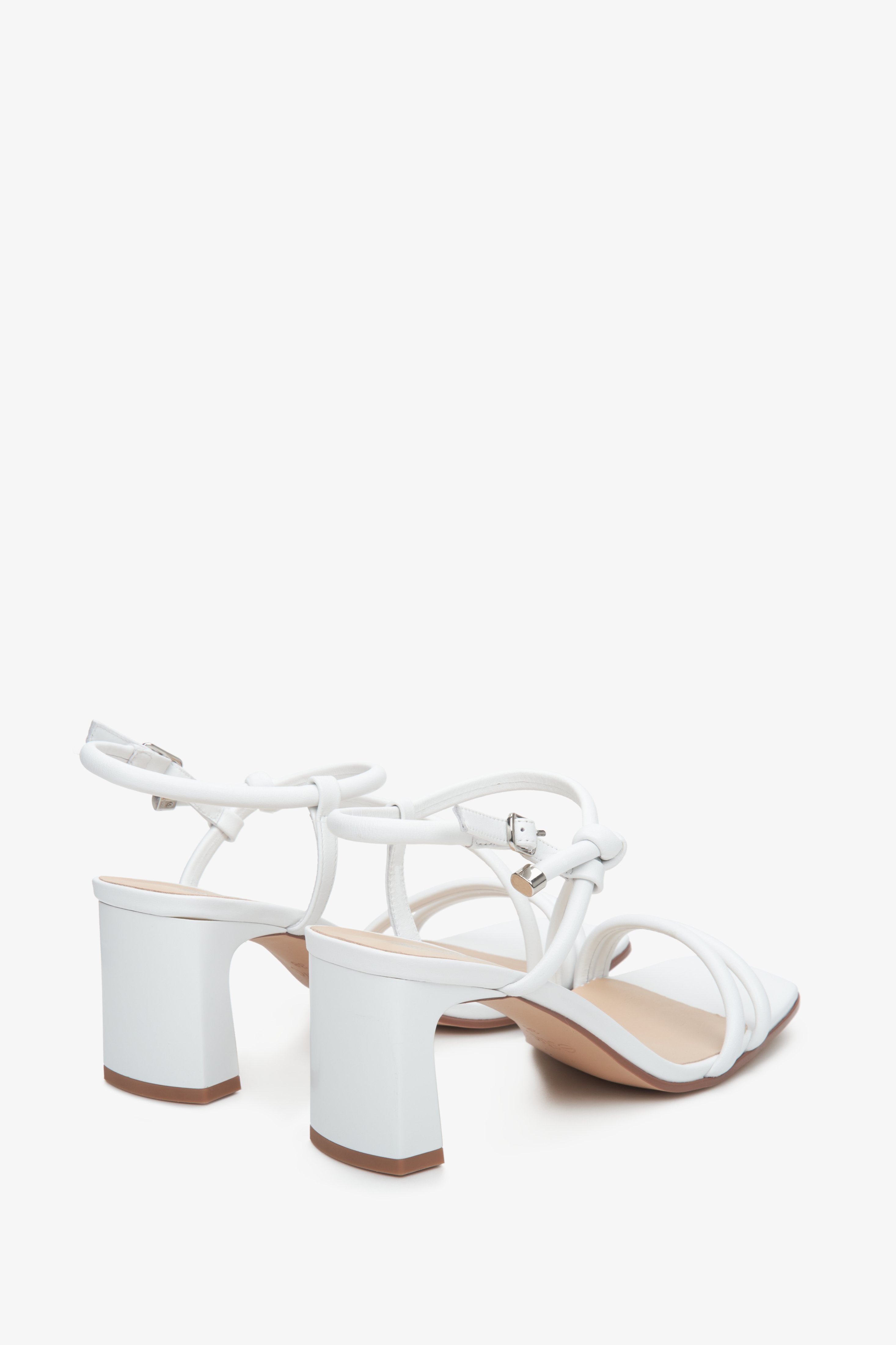 Damskie sandały na obcasie Estro w kolorze białym - prezentacja przyszwy bocznej i tyłu obcasa.