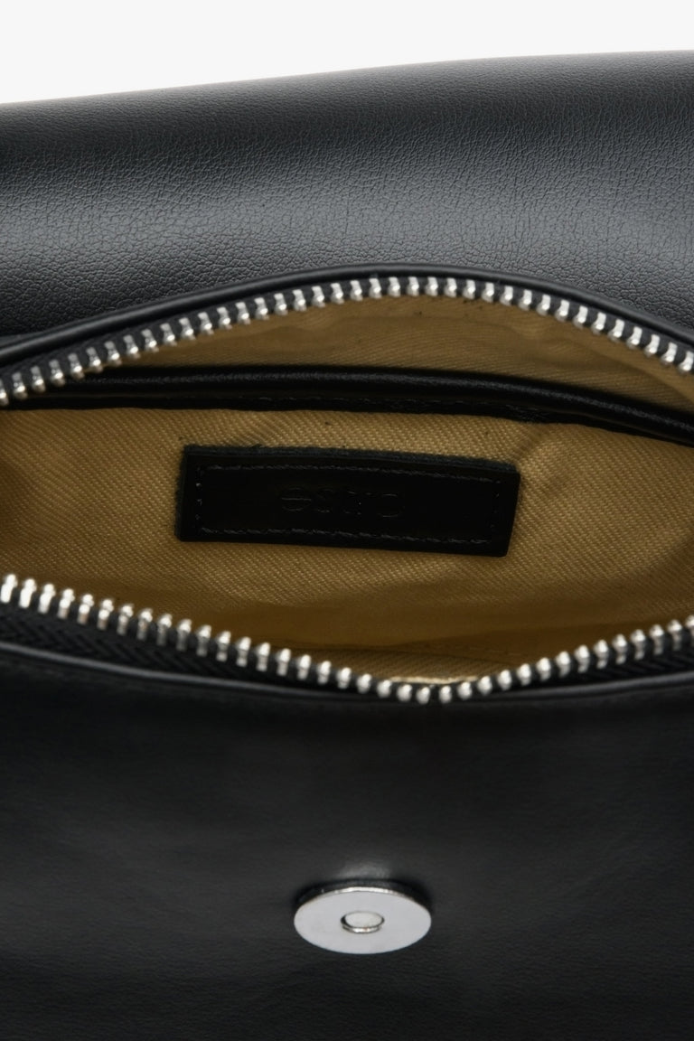 Skórzana torebka w kolorze czarnym - zbliżenie na wnętrze.