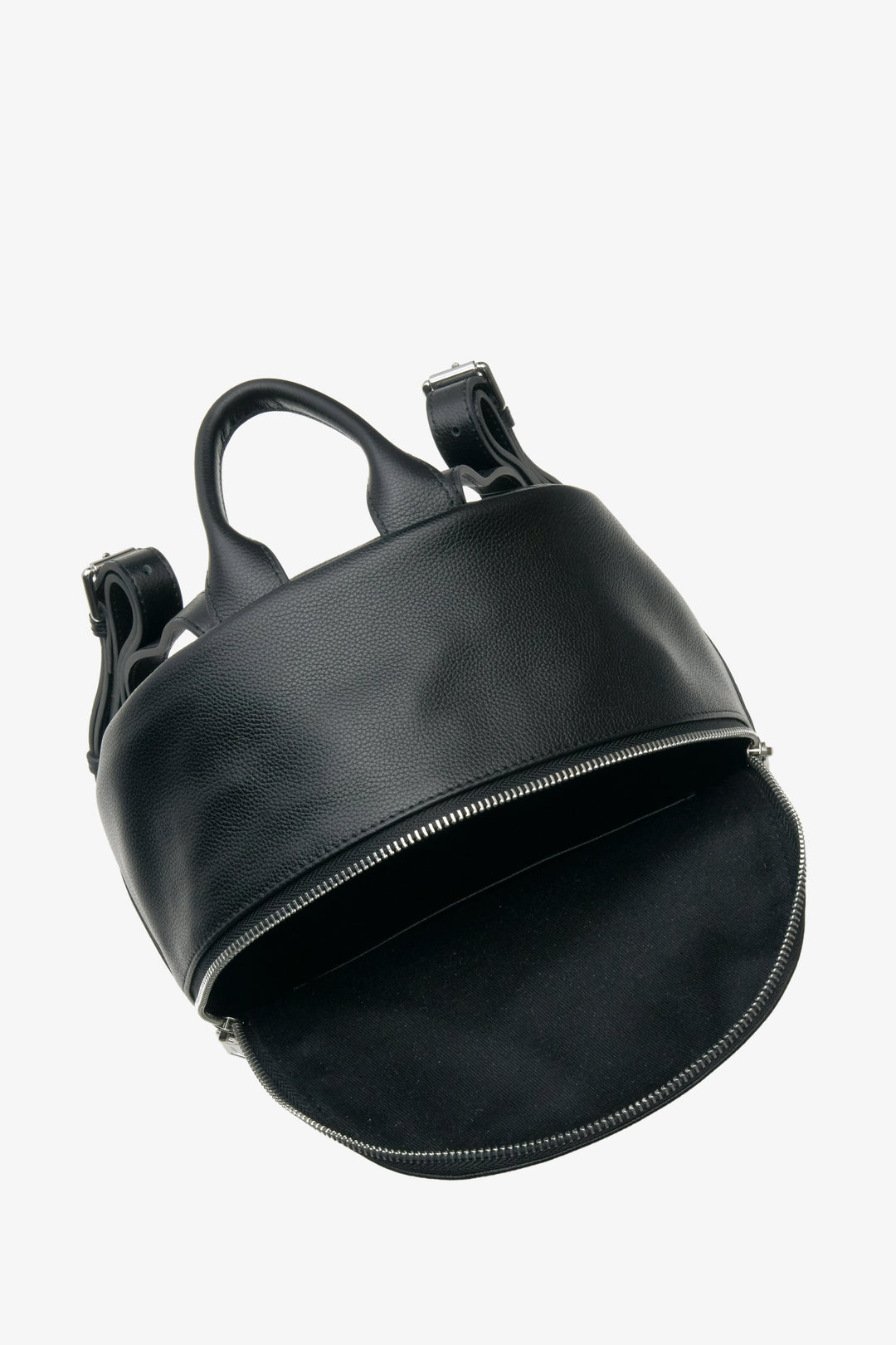 Skórzany czarny plecak Estro - zbliżenie na wnętrze modelu.