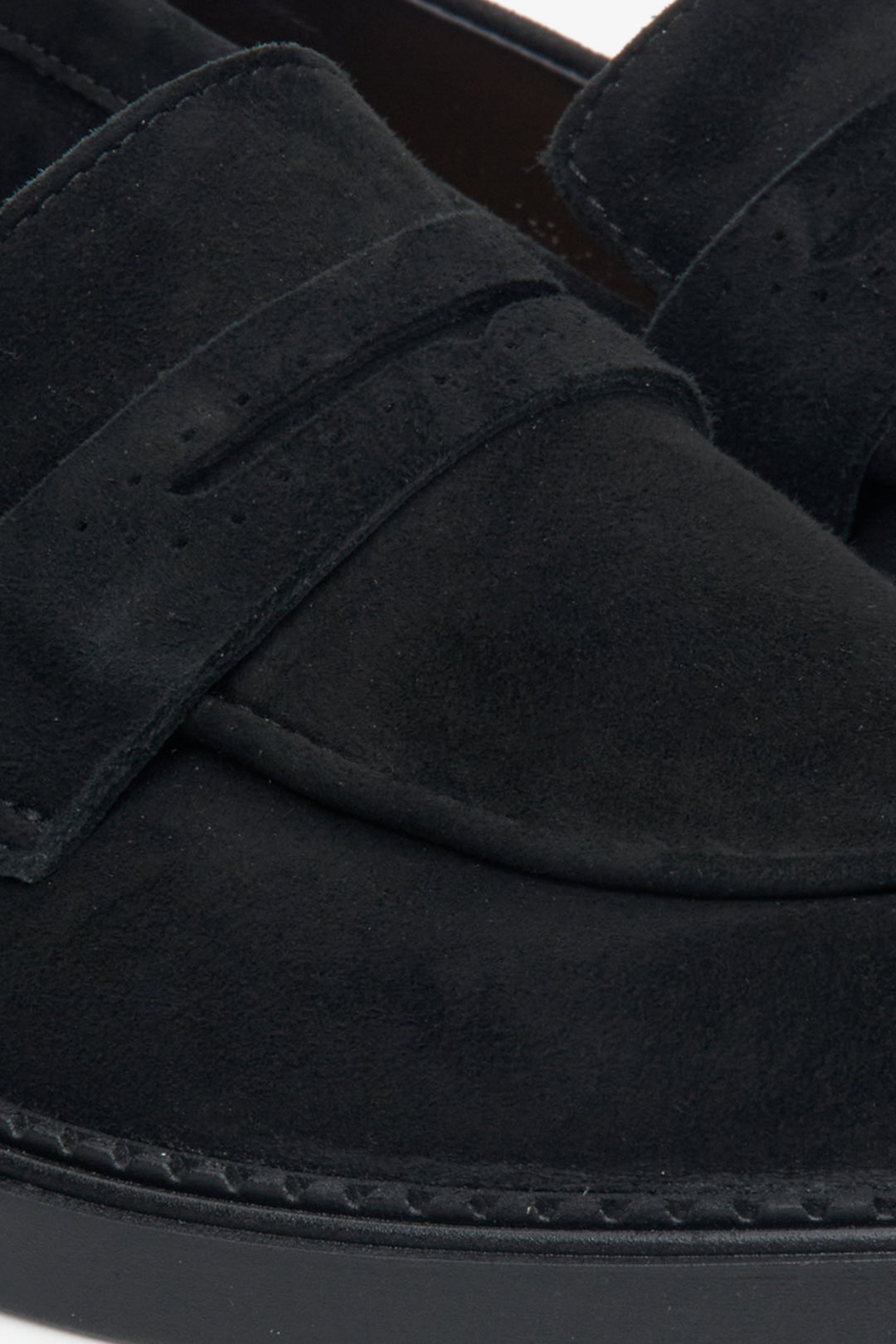 Buty mokasyny damskie z weluru naturalnego w kolorze czarnym - zbliżenie na detale.