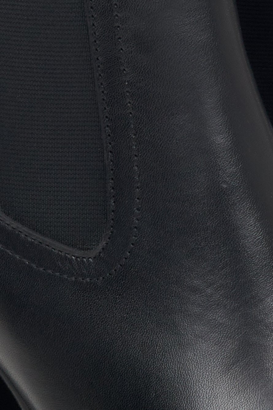 Skórzane botki damskie Estro w kolorze czarnym - zbliżenie na detale.