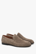Loafersy męskie z miękkiego weluru naturalnego w kolorze khaki.