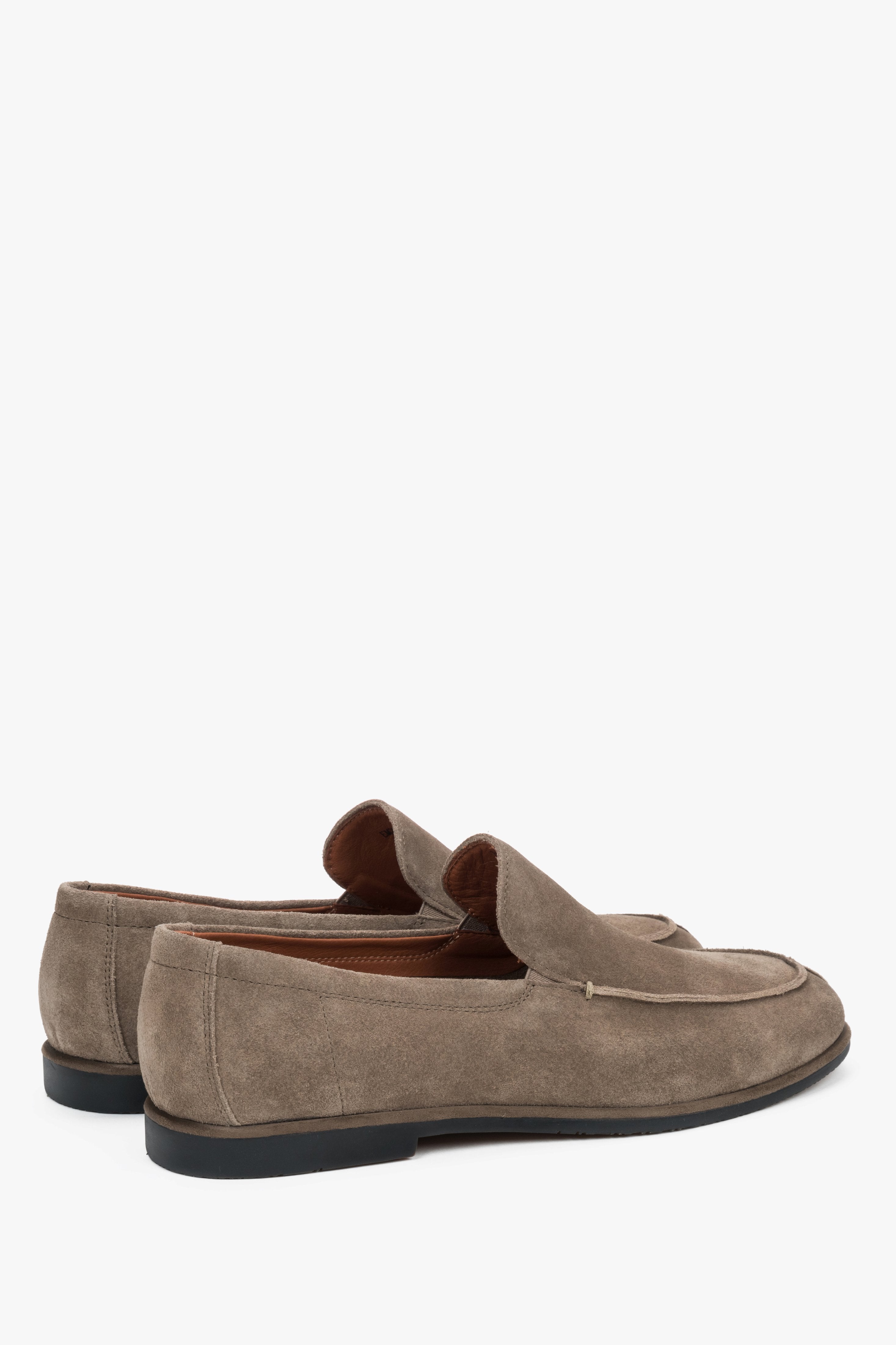 Z miękkiego weluru naturalnego, loafersy męskie w kolorze khaki Estro.