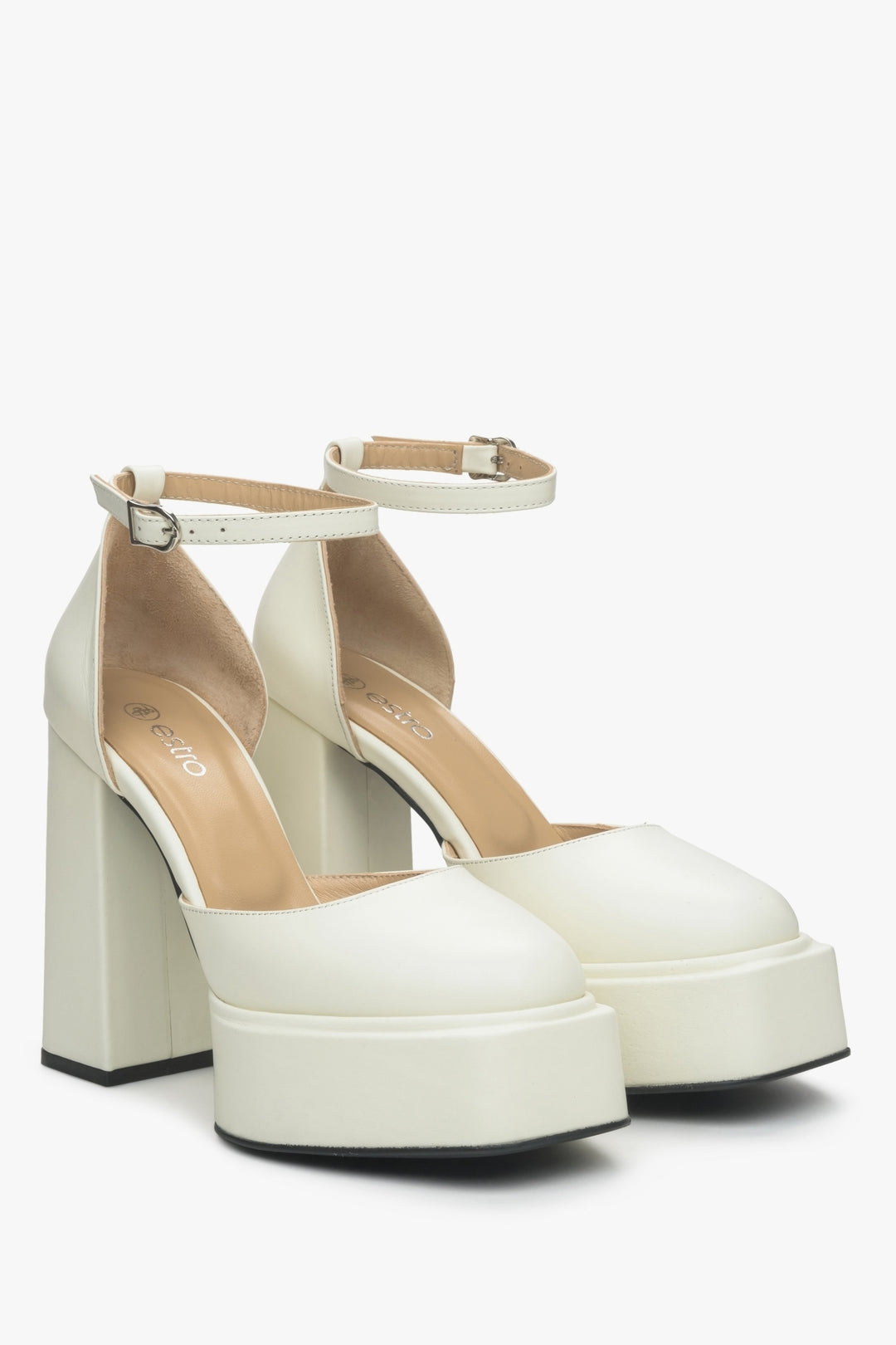 Sandały damskie mleczno-beżowe ze skóry naturalnej Estro - profil butów.