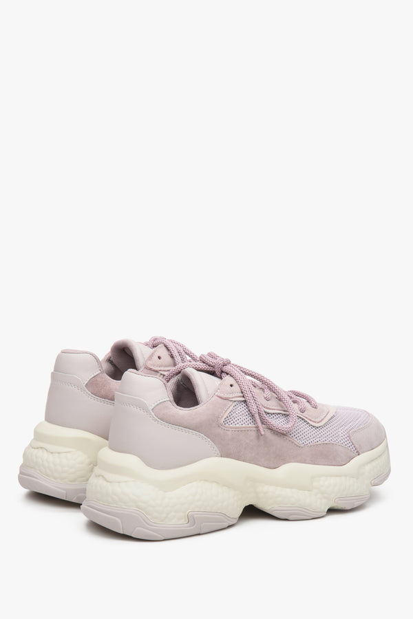 Zamszowo-tekstylne sneakersy damskie ES 8 ze sznurowaniem w kolorze jasnofioletowym - zbliżenie na zapiętek i linię boczną butów.
