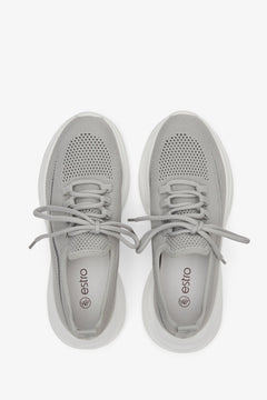 Sneakersy damskie szare z siateczki na lato Estro - prezentacja modelu z góry.
