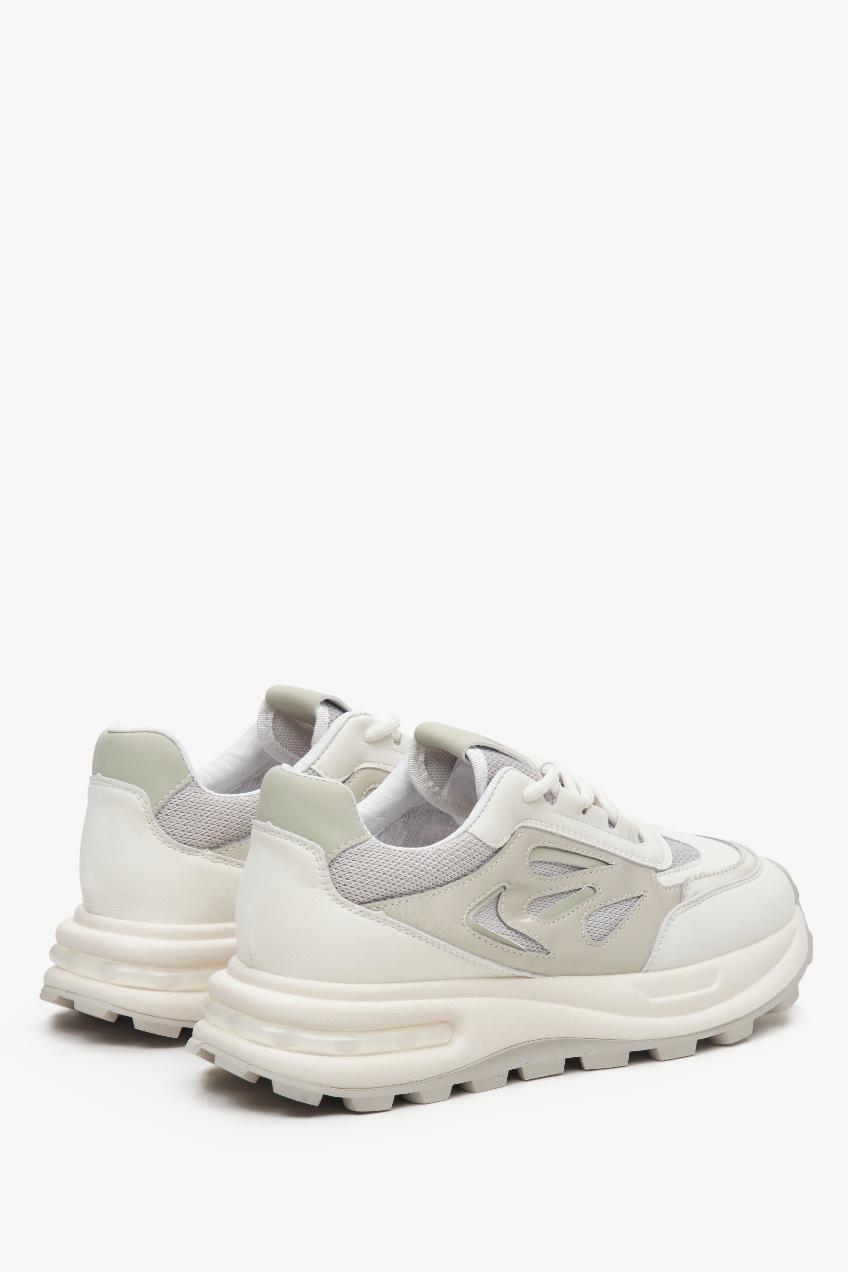 Sneakersy jasnobeżowe damskie z łączonych materiałów - zbliżenie na zapiętek i linię boczną buta.