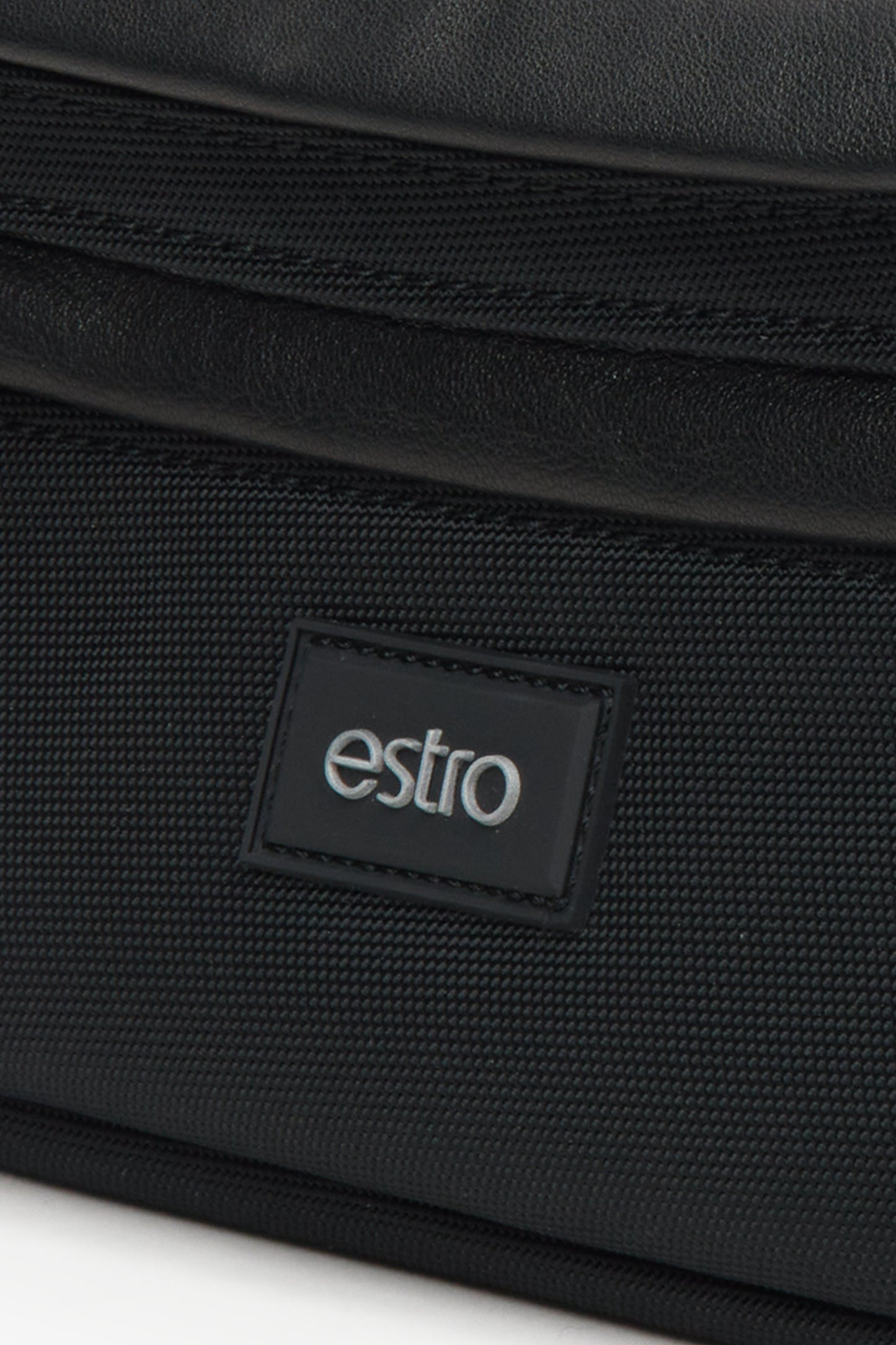 Pojemna torba-nerka męska w kolorze czarnym Estro - zbliżenie na detal.