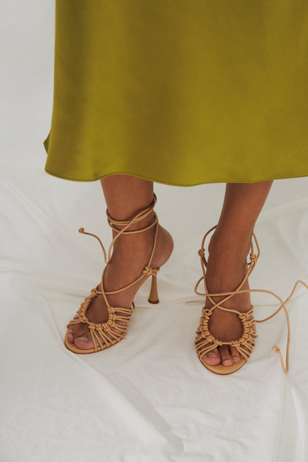 Sandały damskie w kolorze beżowym ze skóry naturalnej marki Estro - prezentacja na modelce.