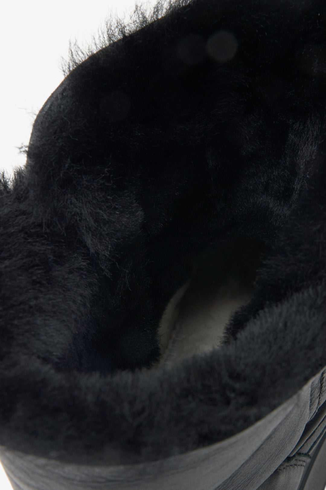 Damskie skórzano-futrzane śniegowce damskie w kolorze czarnym Estro - zbliżenie na wnętrze buta.