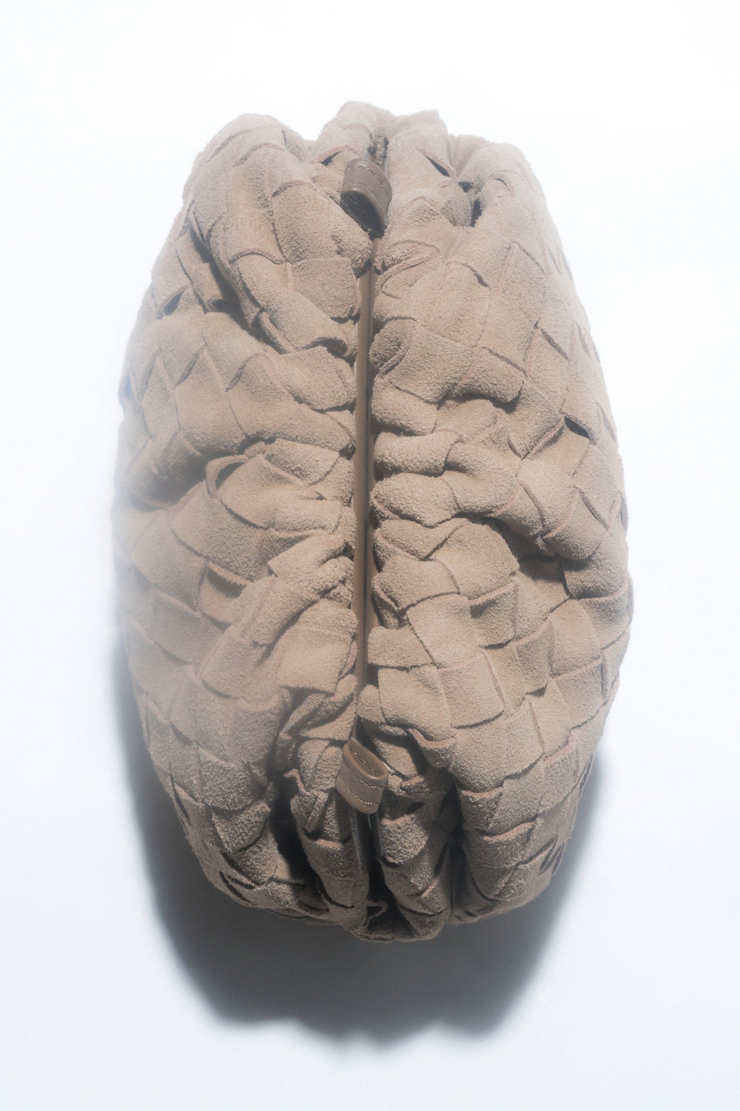 Mała beżowa torebka damska typu worek z weluru naturalnego Estro ER00118998.